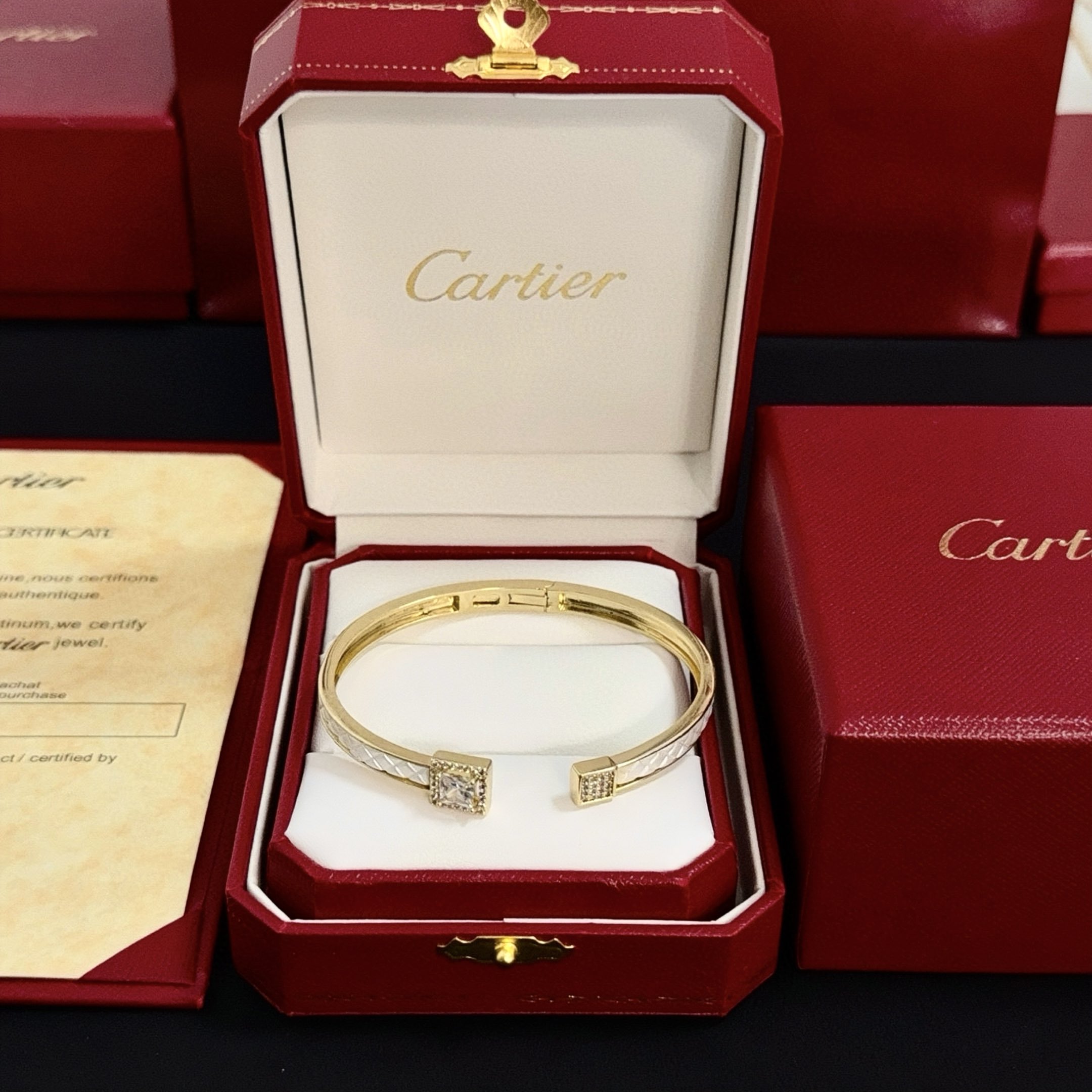 NO:533368,Cartier diamond-set bracelet, high-end customized version, diamond-set craftsmanship, V-gold material, classic and fashionable style, reconstructing love aesthetics with sharp lines!  Breaking the convention, diamond-inlaid design creates a high-end ceiling - no need to build glitz, love should be pure as before. Cartier is loved by many celebrities and internet celebrities. The Leopard series bracelet is definitely an eternal classic, and there is no limit on men and women, and no limit on age!  Wear it you are the focus!  , jewelry boutique, cartier, bracelet19860909卡地亚镶钻手镯 高端定制版本 镶嵌钻工艺 V金材质 经典而时尚风格 用凌厉线条重构爱情美学！打破常规,镶嵌钻设计反而成就高级感天花板——无需浮华堆砌,爱本应纯粹如初 卡地亚受众多明星网红的爱戴 豹子系列手镯 绝对是永恒经典 而且男女不限 年龄不限 ！戴上它你就是焦点！,饰品精品,cartier,bracelet,Jewelry