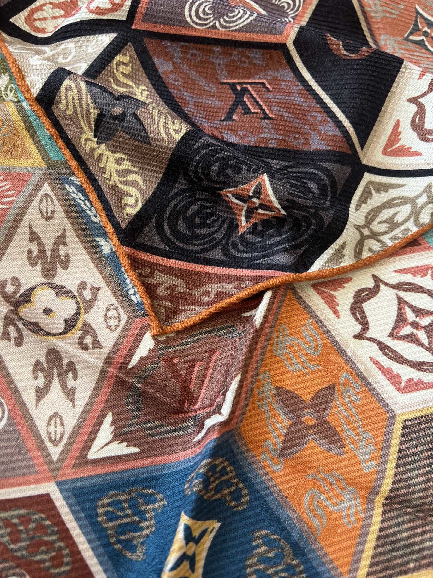 福利:🉐️(不含包装)双面异色!Louis Vuitton多彩的立体几何(立方体)图案,每个立方体中融入