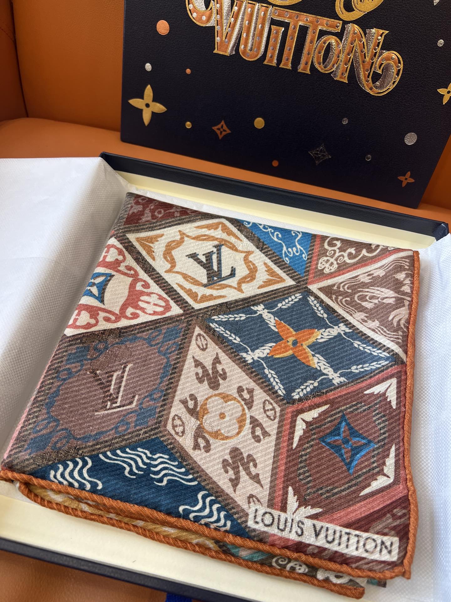 福利:🉐️（不含包装）双面异色！Louis Vuitton多彩的立体几何（立方体）图案，每个立方体中融入