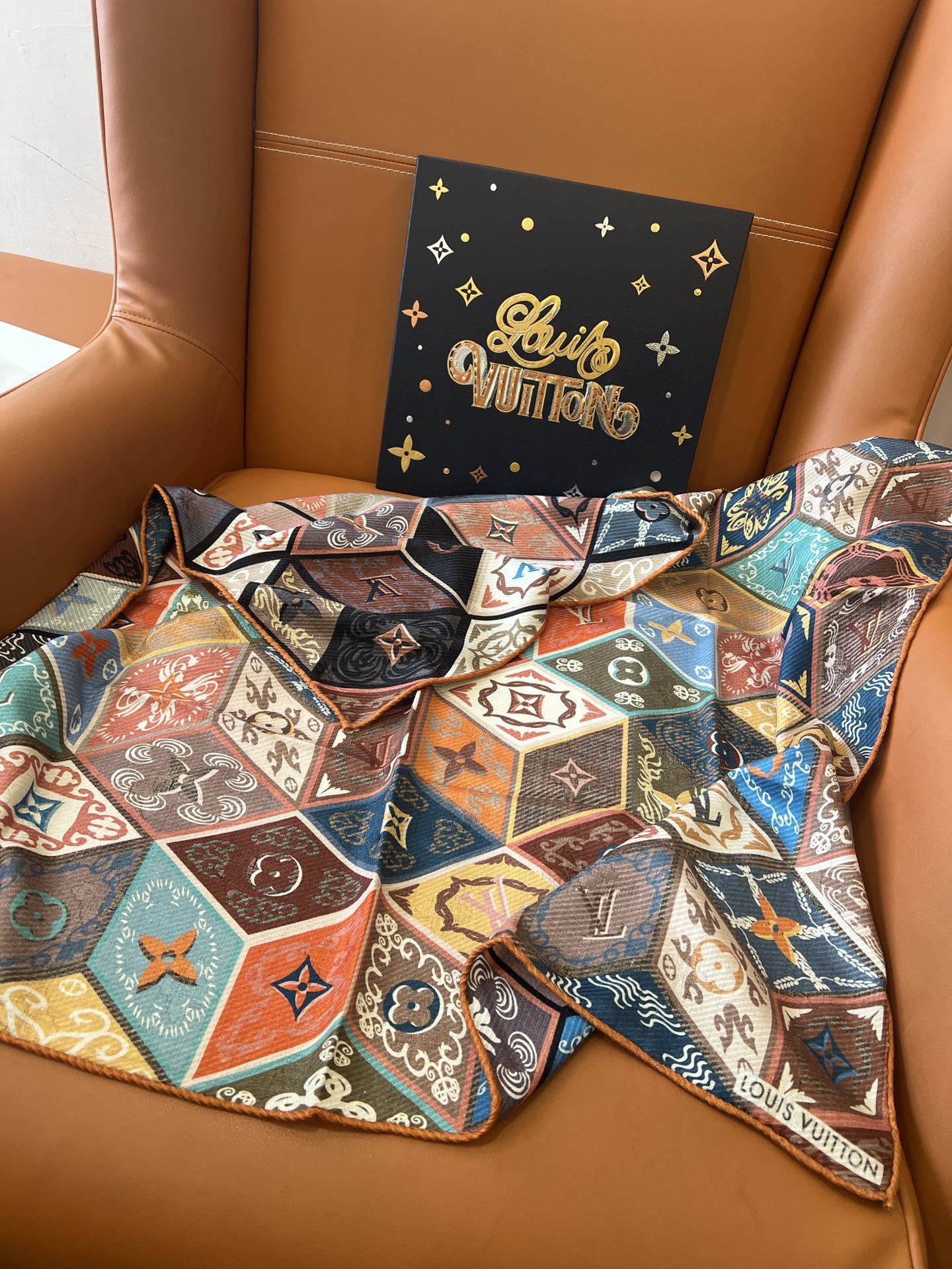 福利:🉐️(不含包装)双面异色!Louis Vuitton多彩的立体几何(立方体)图案,每个立方体中融入