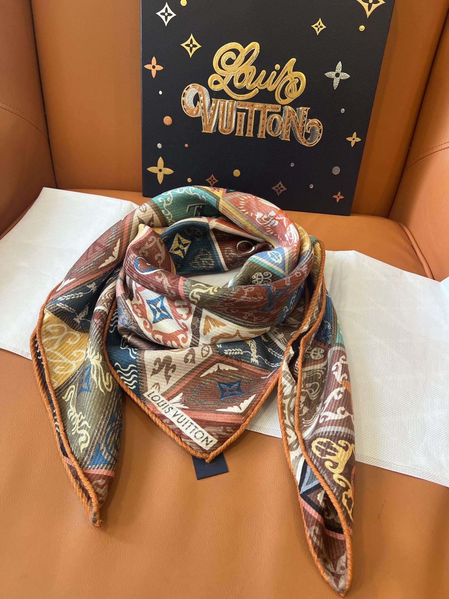 福利:🉐️(不含包装)双面异色!Louis Vuitton多彩的立体几何(立方体)图案,每个立方体中融入