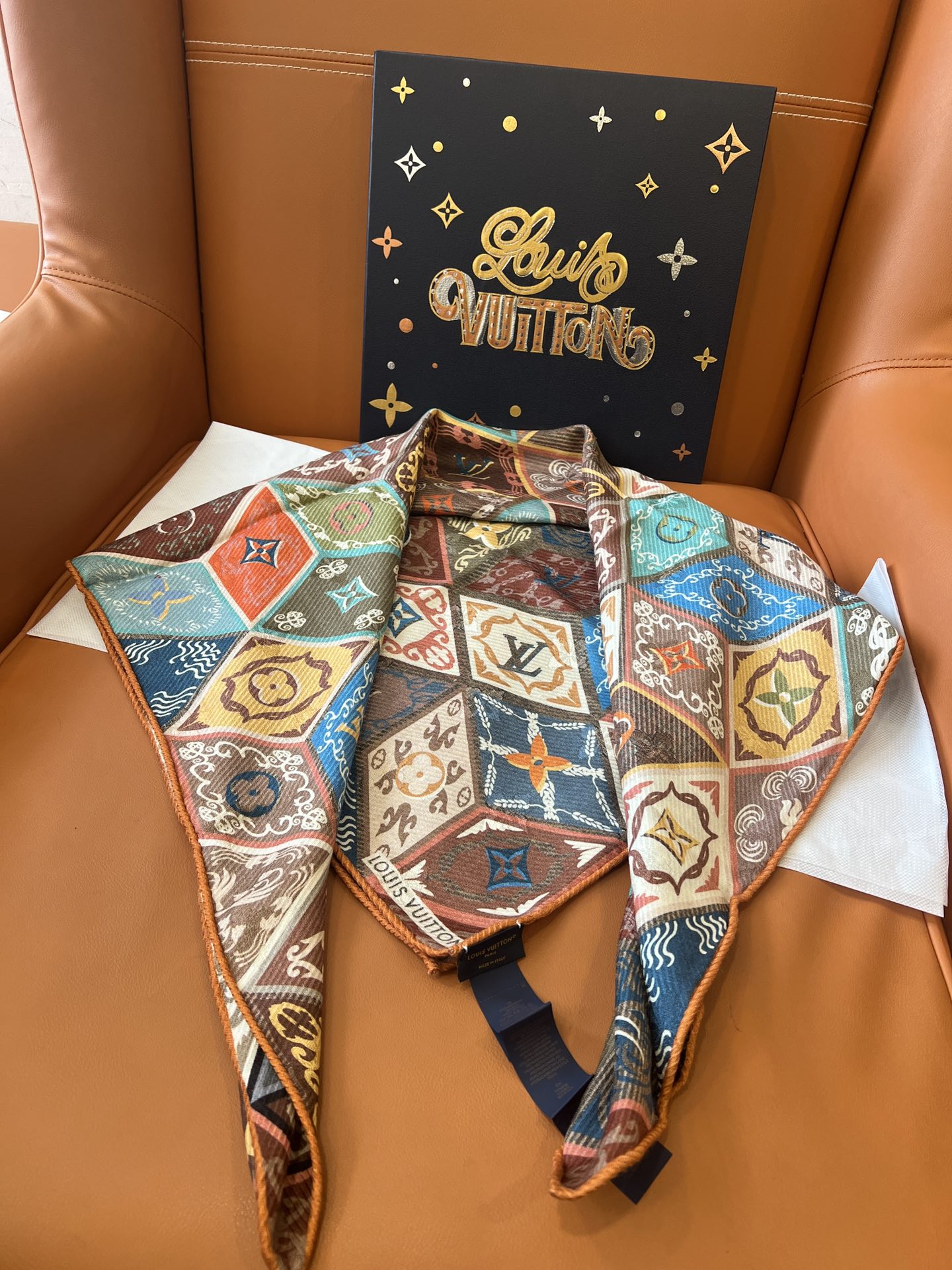 福利:🉐️(不含包装)双面异色!Louis Vuitton多彩的立体几何(立方体)图案,每个立方体中融入