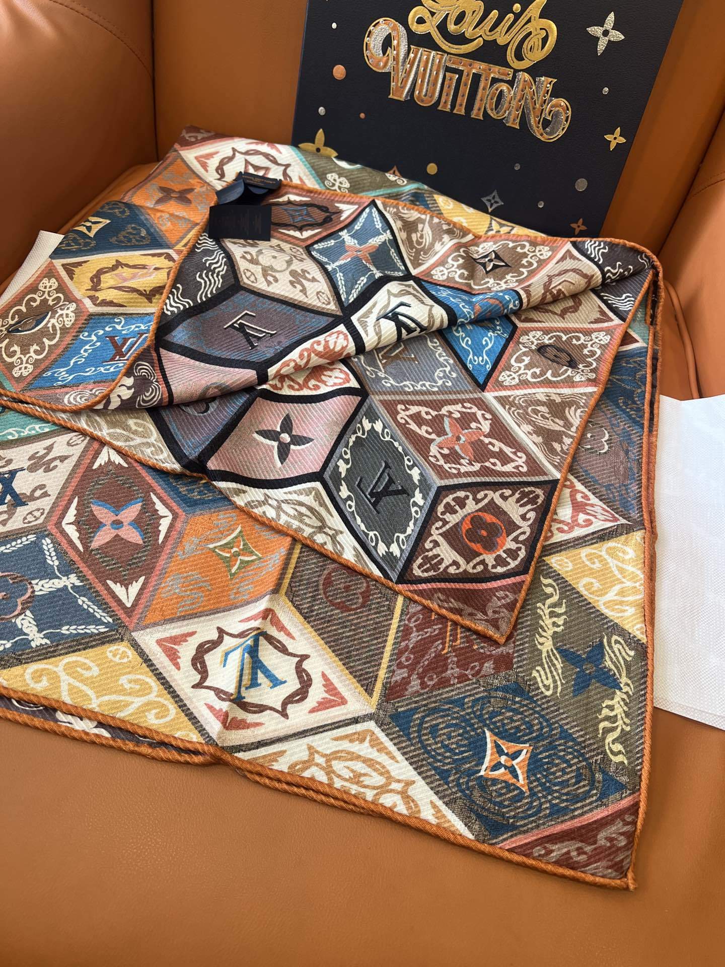福利:🉐️(不含包装)双面异色!Louis Vuitton多彩的立体几何(立方体)图案,每个立方体中融入