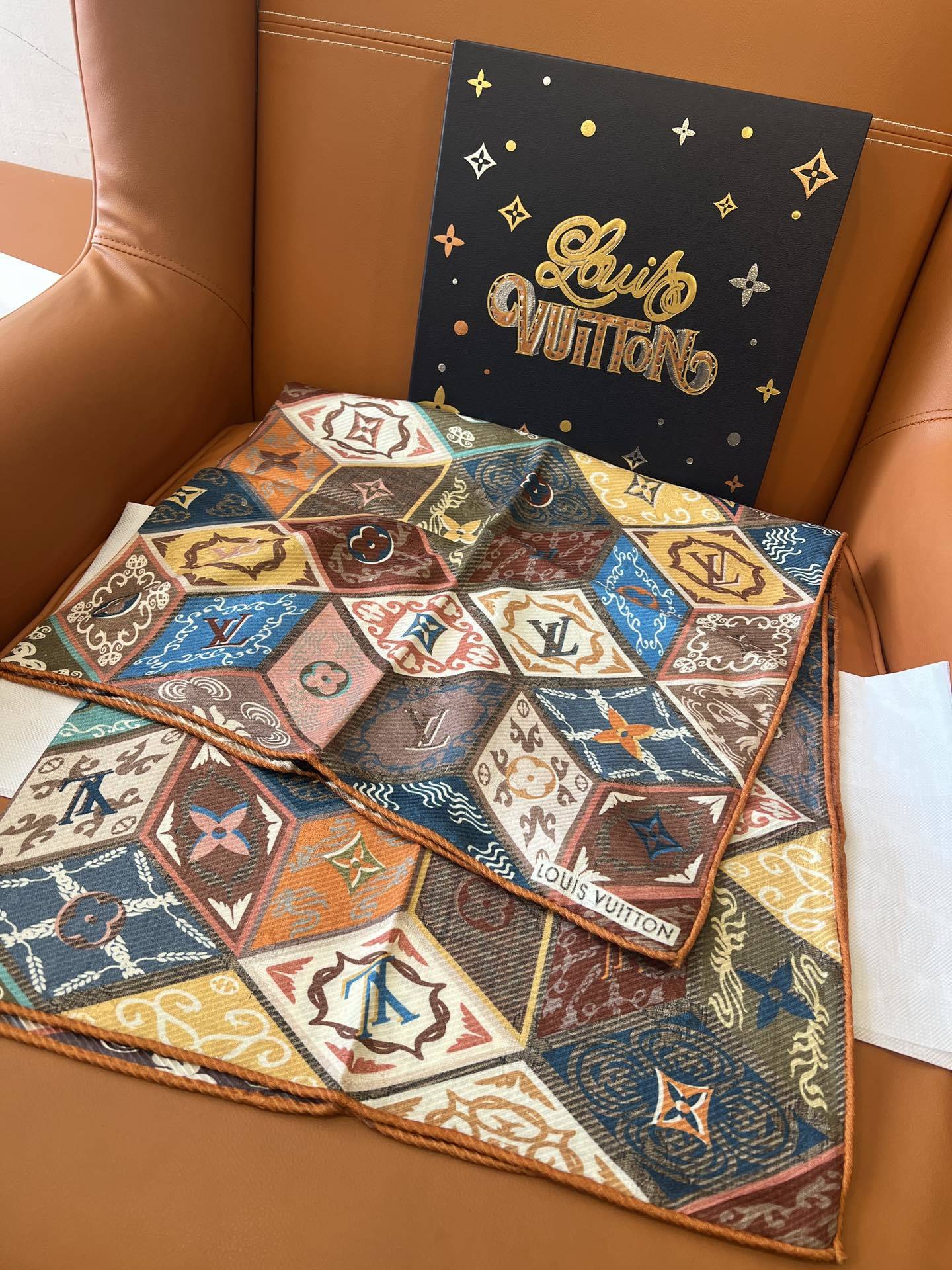 福利:🉐️(不含包装)双面异色!Louis Vuitton多彩的立体几何(立方体)图案,每个立方体中融入