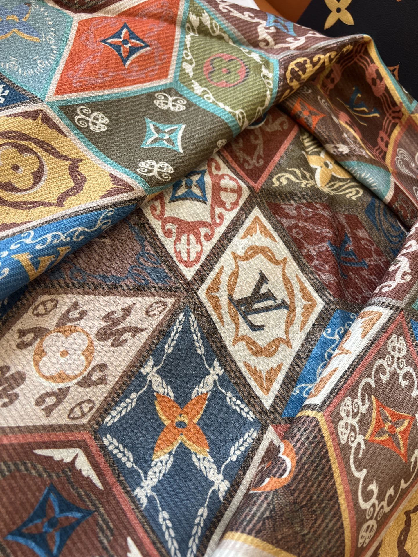 福利:🉐️(不含包装)双面异色!Louis Vuitton多彩的立体几何(立方体)图案,每个立方体中融入