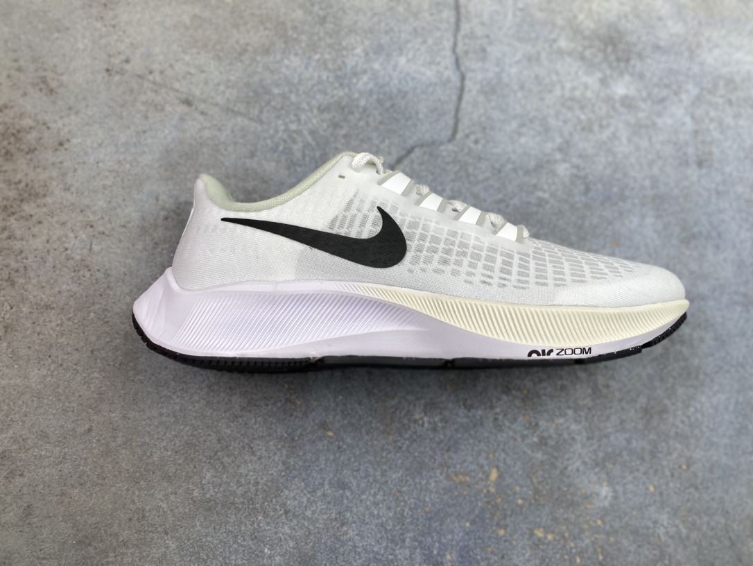 特价💰140 国庆活动必推系列！ 奥莱飞马37系列福利特价！ 尺码36-45，白菜价体验正品！ 奥莱直播冲正卖的产品 品质不多说！售前售后 包到底！嘎嘎放心冲！ 编码AB203698