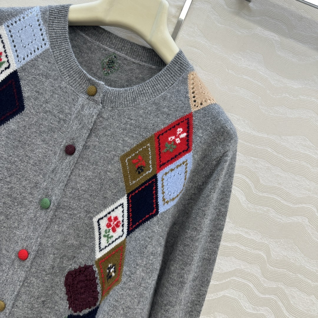 独家首发❤️高端原单品质，ER知识分子时髦分穿搭，重工艺彩色菱格嵌花圆领羊绒小开衫！手工勾花，彩色包扣，