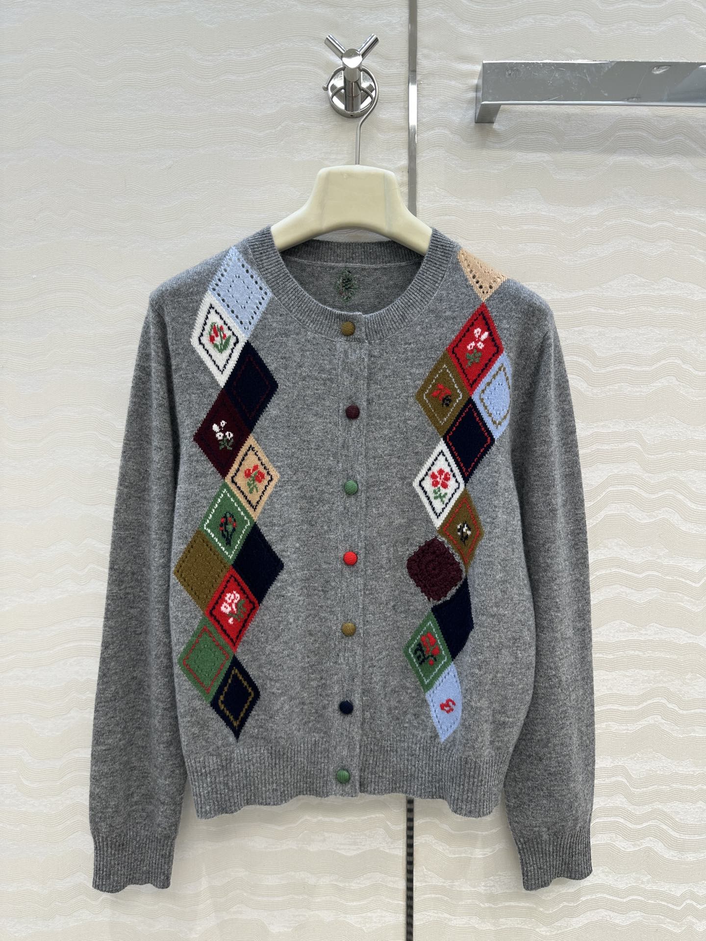 独家首发❤️高端原单品质，ER知识分子时髦分穿搭，重工艺彩色菱格嵌花圆领羊绒小开衫！手工勾花，彩色包扣，