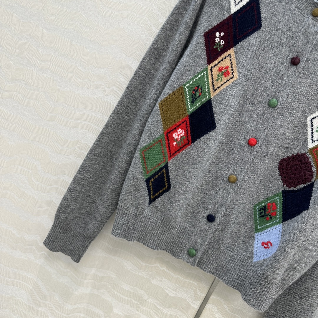 独家首发❤️高端原单品质，ER知识分子时髦分穿搭，重工艺彩色菱格嵌花圆领羊绒小开衫！手工勾花，彩色包扣，