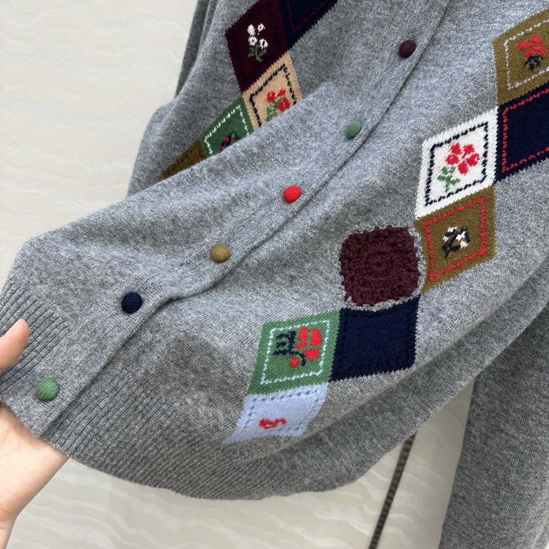 独家首发❤️高端原单品质，ER知识分子时髦分穿搭，重工艺彩色菱格嵌花圆领羊绒小开衫！手工勾花，彩色包扣，