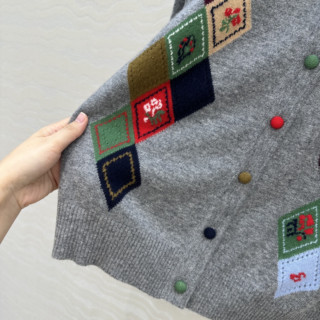 独家首发❤️高端原单品质，ER知识分子时髦分穿搭，重工艺彩色菱格嵌花圆领羊绒小开衫！手工勾花，彩色包扣，