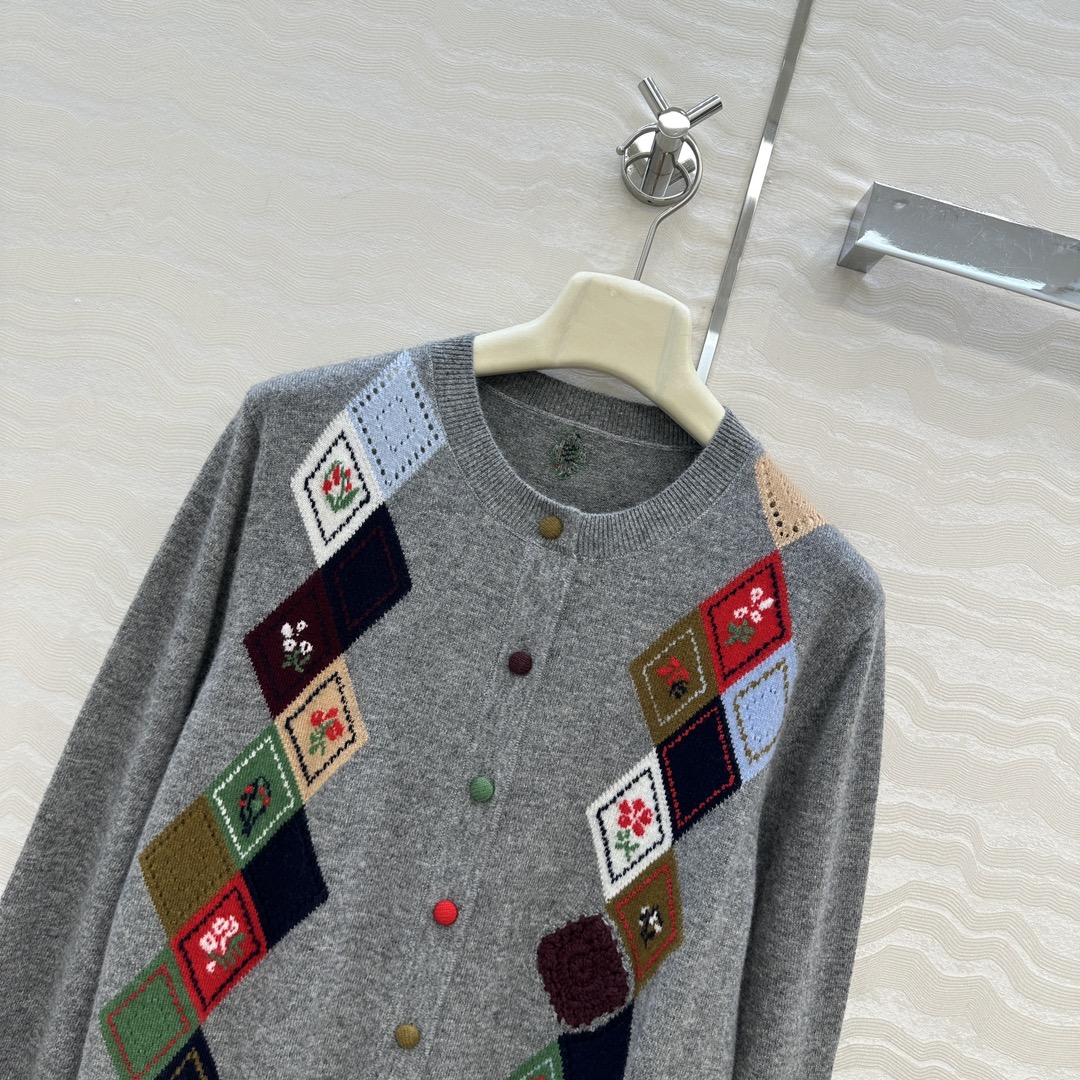 独家首发❤️高端原单品质，ER知识分子时髦分穿搭，重工艺彩色菱格嵌花圆领羊绒小开衫！手工勾花，彩色包扣，