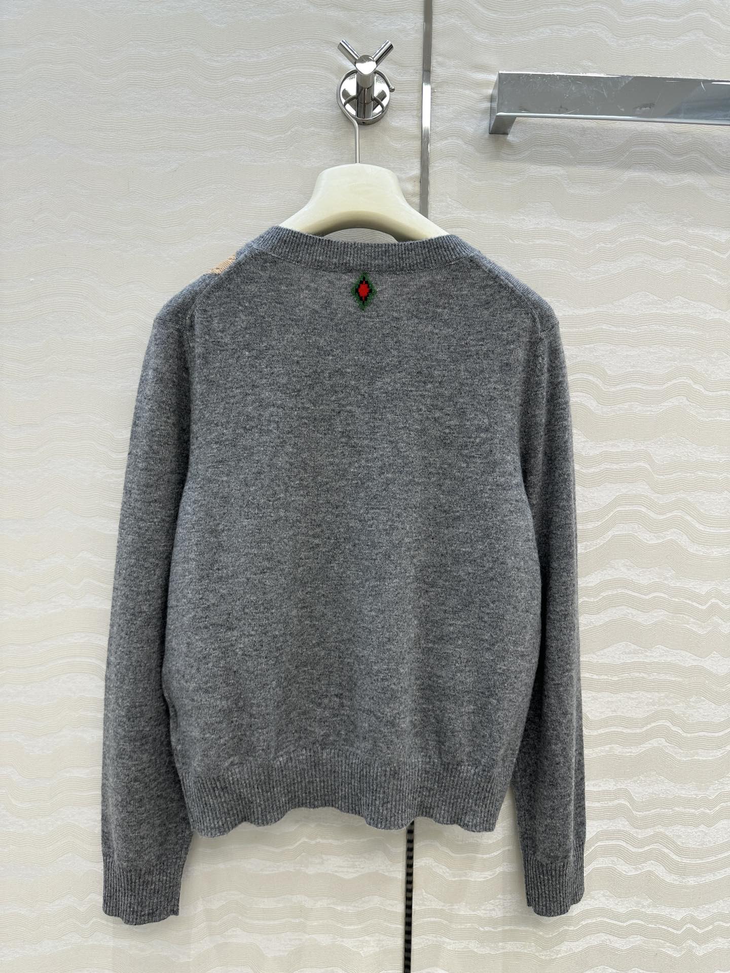 独家首发❤️高端原单品质，ER知识分子时髦分穿搭，重工艺彩色菱格嵌花圆领羊绒小开衫！手工勾花，彩色包扣，