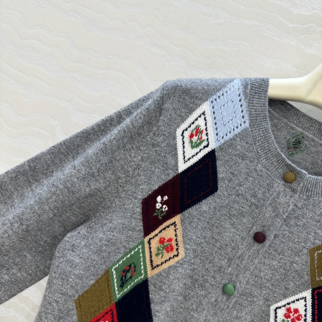 独家首发❤️高端原单品质，ER知识分子时髦分穿搭，重工艺彩色菱格嵌花圆领羊绒小开衫！手工勾花，彩色包扣，