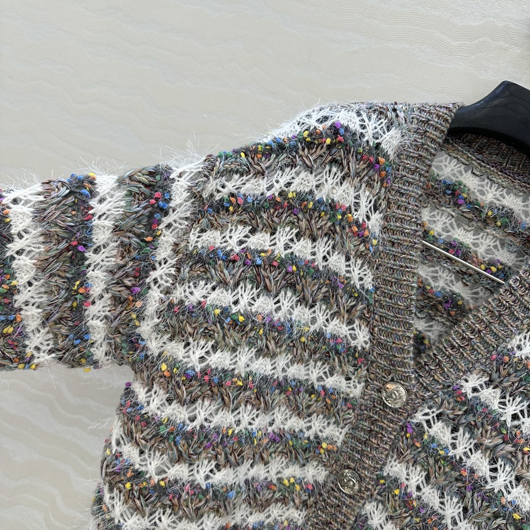 独家首发❤️原单品质，coco女孩V领重工特种纱针织开衫外套，定制特种渐变彩纱编织工艺，软糯毛绒感秋冬氛