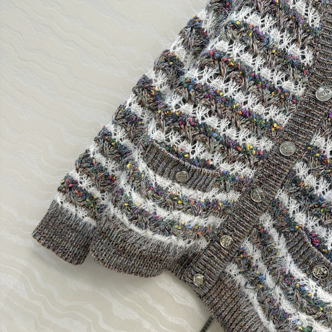 独家首发❤️原单品质，coco女孩V领重工特种纱针织开衫外套，定制特种渐变彩纱编织工艺，软糯毛绒感秋冬氛