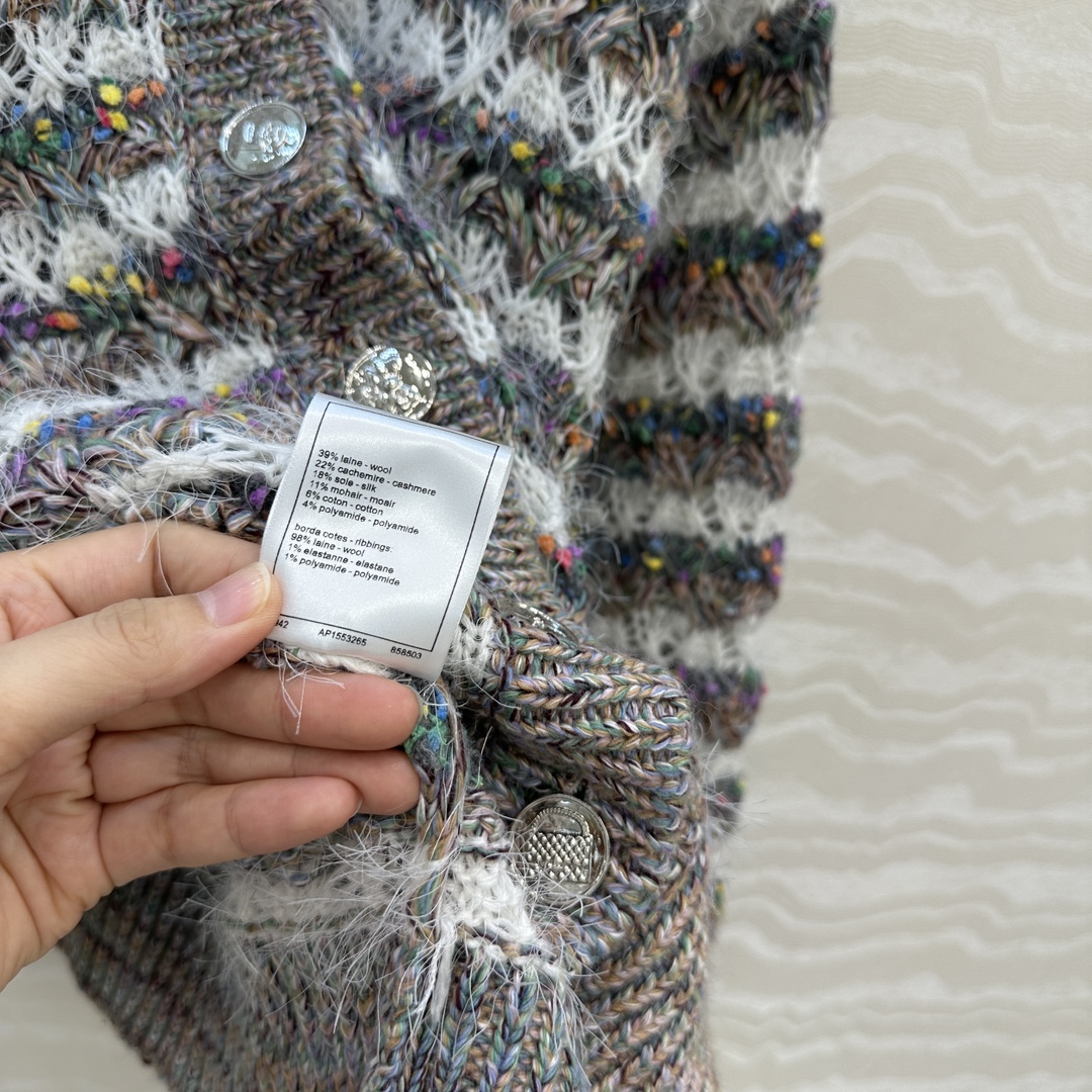 独家首发❤️原单品质，coco女孩V领重工特种纱针织开衫外套，定制特种渐变彩纱编织工艺，软糯毛绒感秋冬氛