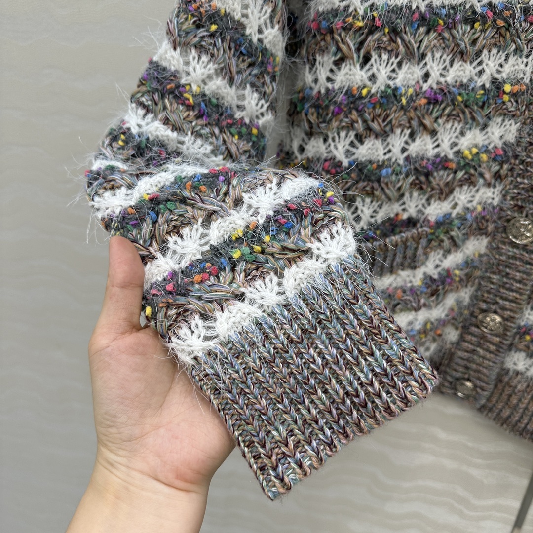 独家首发❤️原单品质，coco女孩V领重工特种纱针织开衫外套，定制特种渐变彩纱编织工艺，软糯毛绒感秋冬氛