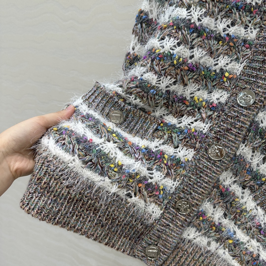 独家首发❤️原单品质，coco女孩V领重工特种纱针织开衫外套，定制特种渐变彩纱编织工艺，软糯毛绒感秋冬氛