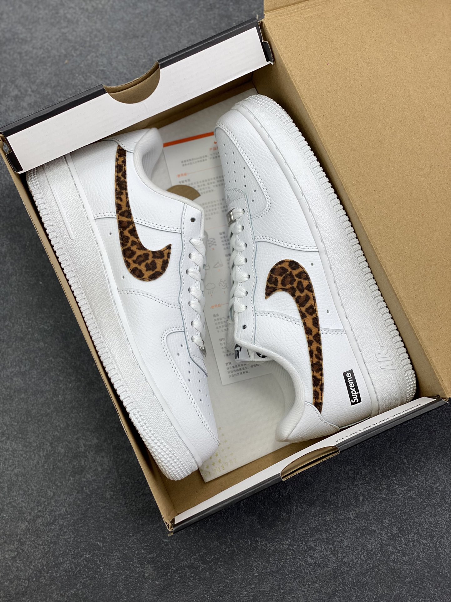 图片[9]-Nike Air Force 1 Low 空军一号低帮百搭休闲运动板鞋。柔软、弹性十足的缓震性能和出色的中底设计，横跨复古与现代的外型结合，造就出风靡全球三十多年的Force 1，直到今天还深受青睐。 货号：IM3483-100 尺码：36 36.5 37.5 38 38.5 39 40 40.5 41 42 42.5 43 44 44.5 45-选品中心