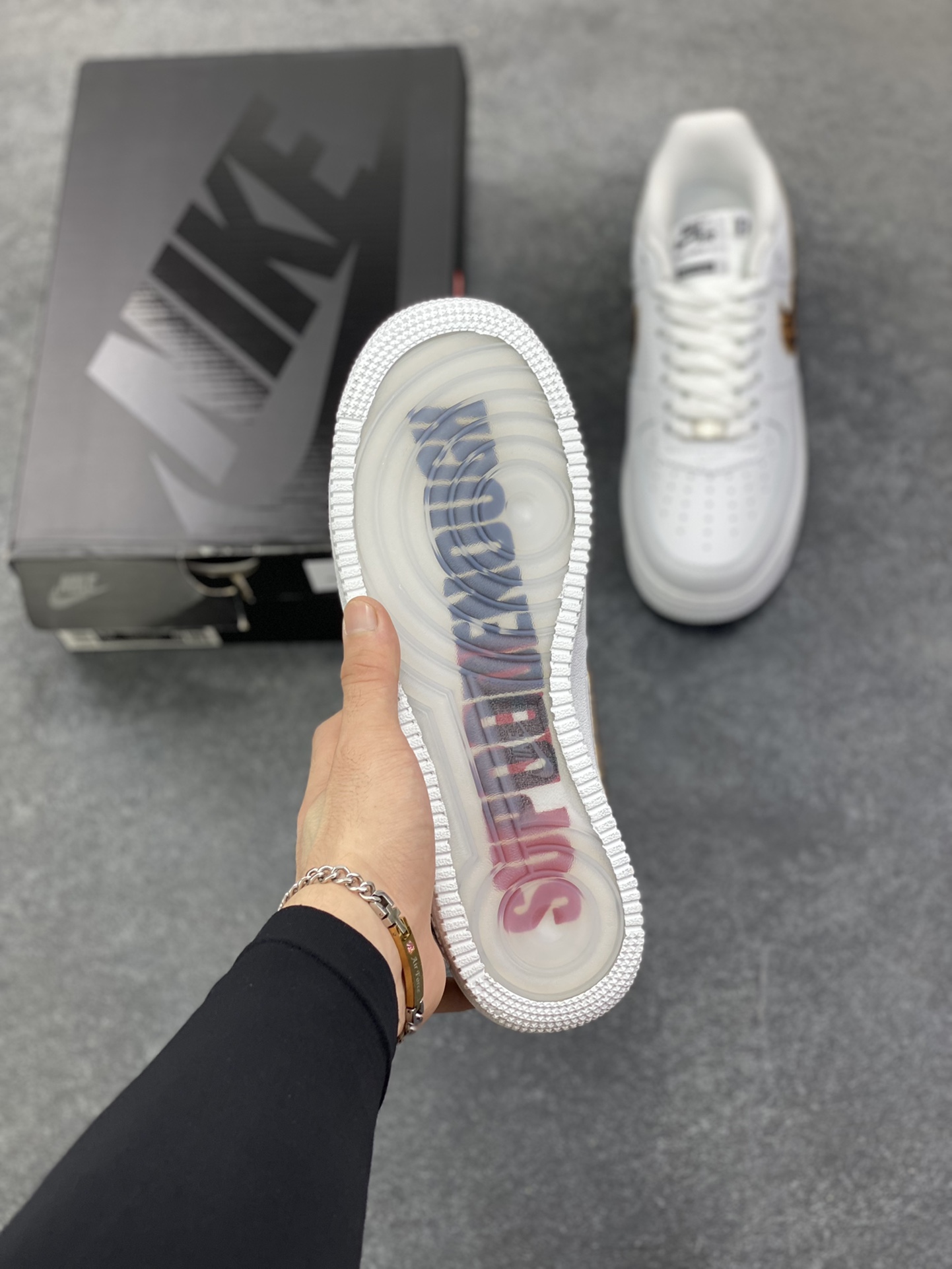 图片[5]-Nike Air Force 1 Low 空军一号低帮百搭休闲运动板鞋。柔软、弹性十足的缓震性能和出色的中底设计，横跨复古与现代的外型结合，造就出风靡全球三十多年的Force 1，直到今天还深受青睐。 货号：IM3483-100 尺码：36 36.5 37.5 38 38.5 39 40 40.5 41 42 42.5 43 44 44.5 45-选品中心