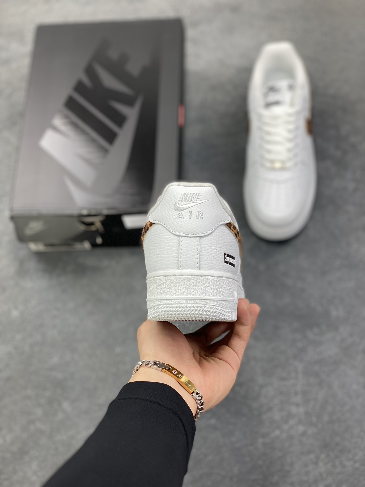 图片[4]-Nike Air Force 1 Low 空军一号低帮百搭休闲运动板鞋。柔软、弹性十足的缓震性能和出色的中底设计，横跨复古与现代的外型结合，造就出风靡全球三十多年的Force 1，直到今天还深受青睐。 货号：IM3483-100 尺码：36 36.5 37.5 38 38.5 39 40 40.5 41 42 42.5 43 44 44.5 45-选品中心