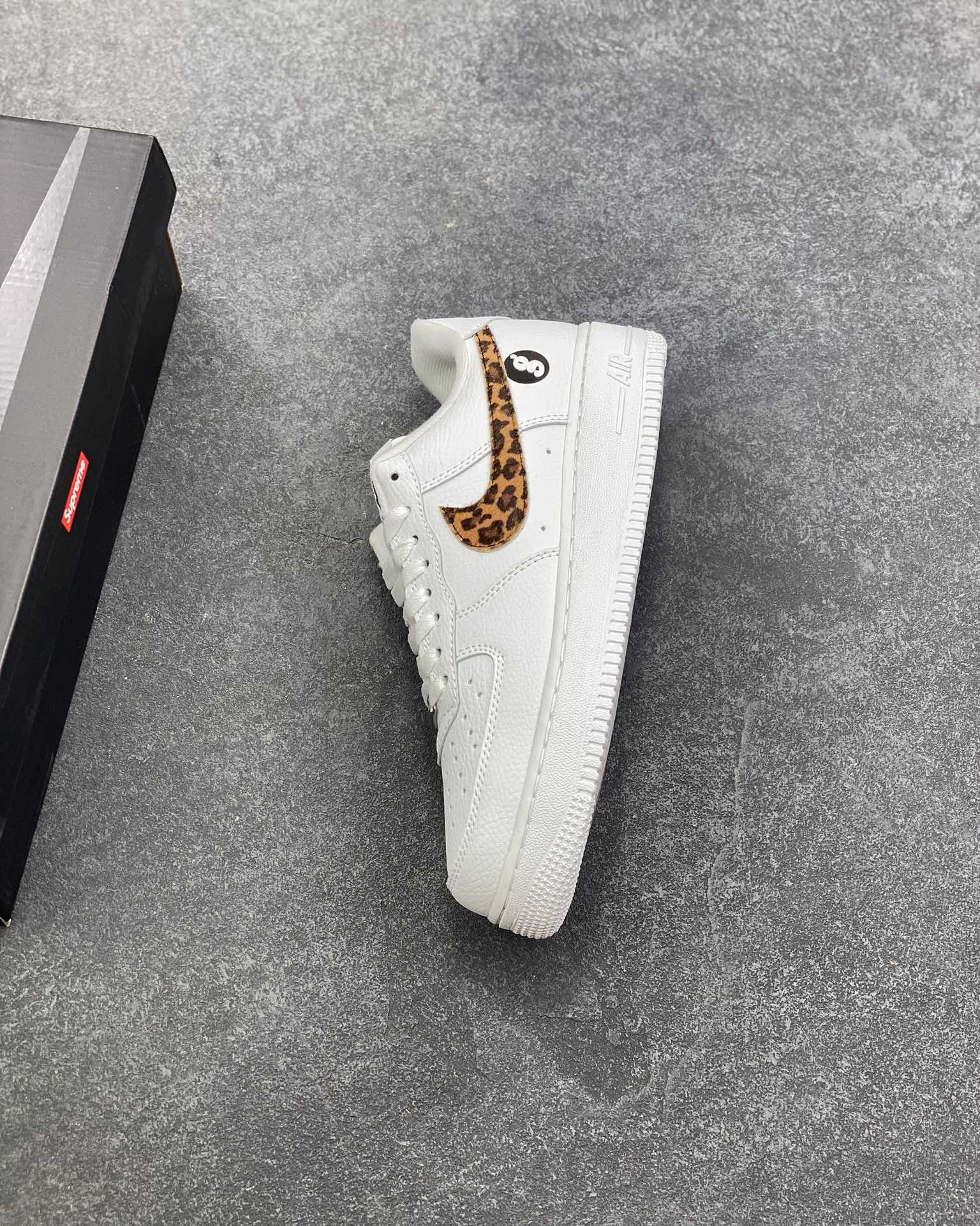图片[7]-Nike Air Force 1 Low 空军一号低帮百搭休闲运动板鞋。柔软、弹性十足的缓震性能和出色的中底设计，横跨复古与现代的外型结合，造就出风靡全球三十多年的Force 1，直到今天还深受青睐。 货号：IM3483-100 尺码：36 36.5 37.5 38 38.5 39 40 40.5 41 42 42.5 43 44 44.5 45-选品中心