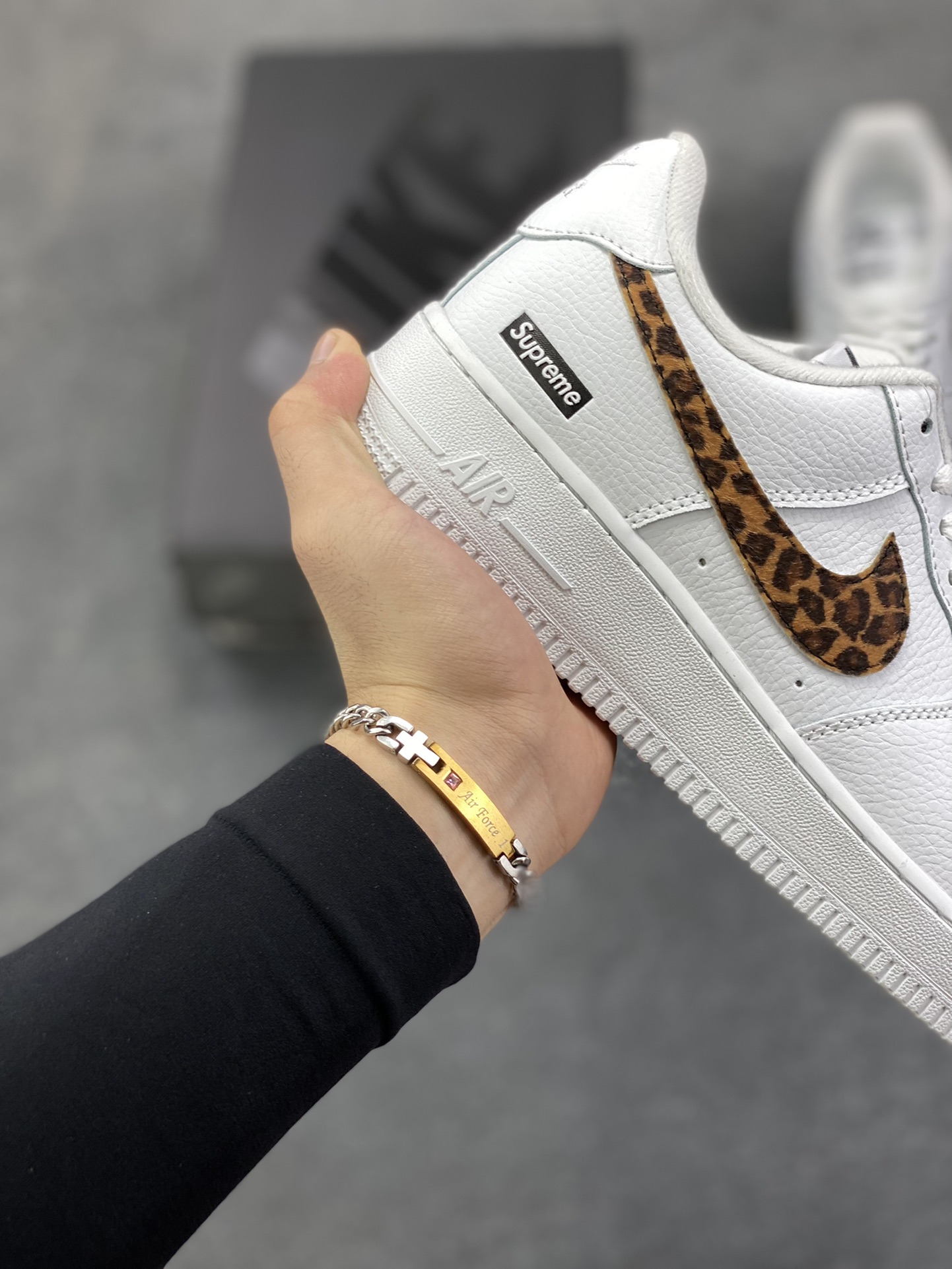 图片[6]-Nike Air Force 1 Low 空军一号低帮百搭休闲运动板鞋。柔软、弹性十足的缓震性能和出色的中底设计，横跨复古与现代的外型结合，造就出风靡全球三十多年的Force 1，直到今天还深受青睐。 货号：IM3483-100 尺码：36 36.5 37.5 38 38.5 39 40 40.5 41 42 42.5 43 44 44.5 45-选品中心
