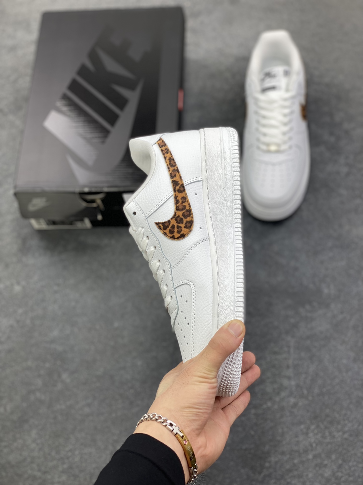 图片[3]-Nike Air Force 1 Low 空军一号低帮百搭休闲运动板鞋。柔软、弹性十足的缓震性能和出色的中底设计，横跨复古与现代的外型结合，造就出风靡全球三十多年的Force 1，直到今天还深受青睐。 货号：IM3483-100 尺码：36 36.5 37.5 38 38.5 39 40 40.5 41 42 42.5 43 44 44.5 45-选品中心