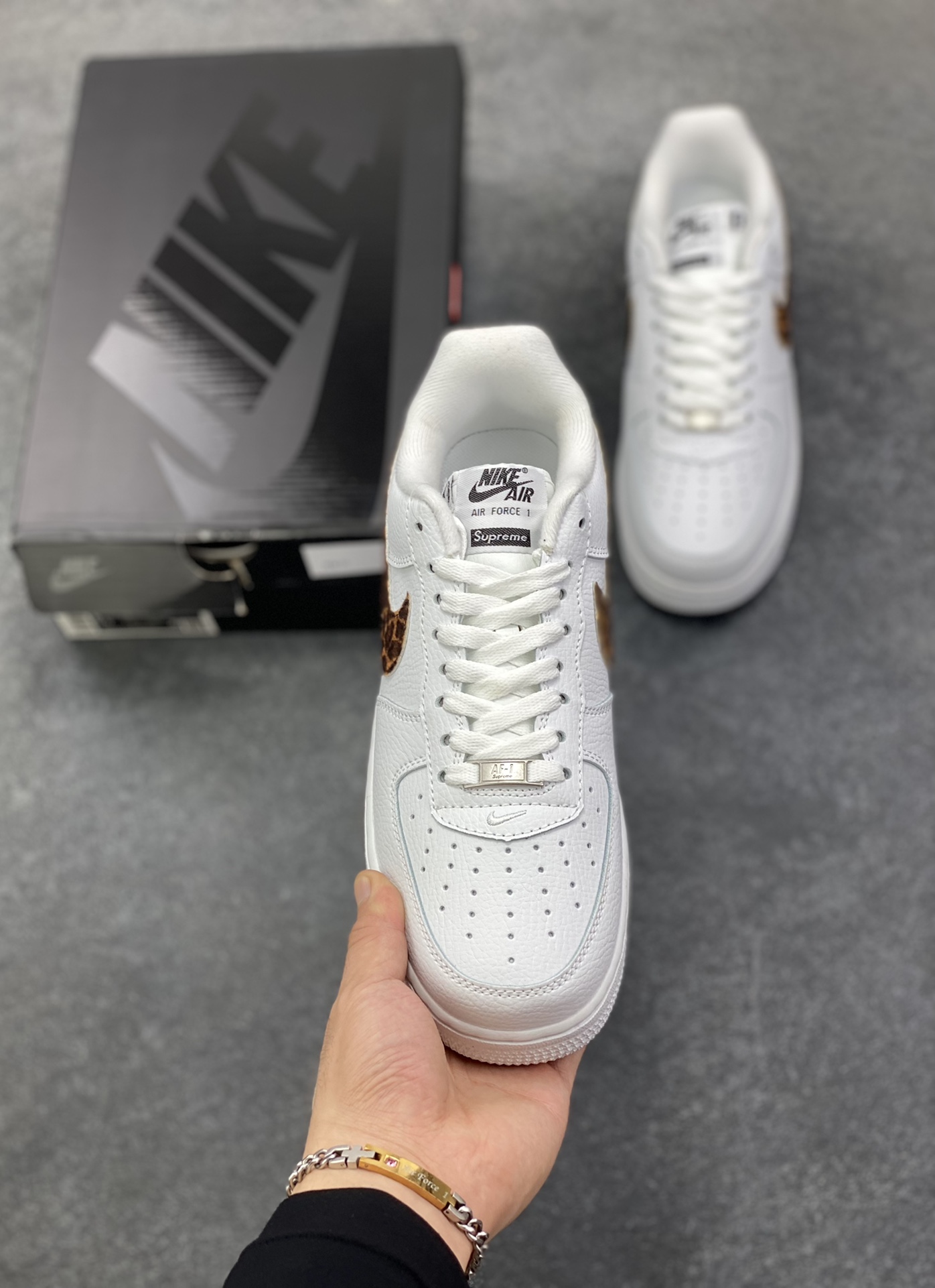 图片[2]-Nike Air Force 1 Low 空军一号低帮百搭休闲运动板鞋。柔软、弹性十足的缓震性能和出色的中底设计，横跨复古与现代的外型结合，造就出风靡全球三十多年的Force 1，直到今天还深受青睐。 货号：IM3483-100 尺码：36 36.5 37.5 38 38.5 39 40 40.5 41 42 42.5 43 44 44.5 45-选品中心