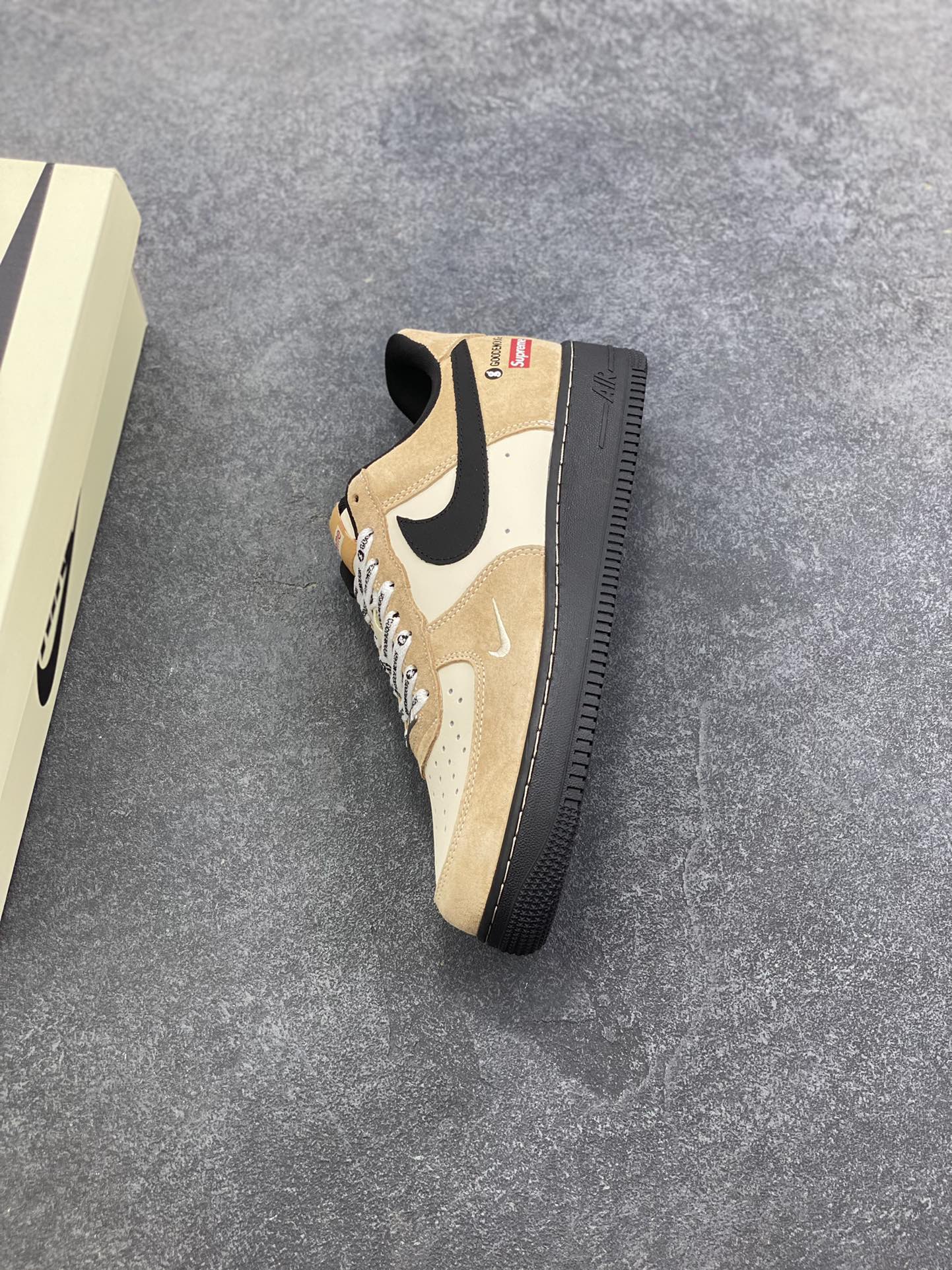 图片[7]-NIke Air Force 1 \’07 Low Supreme 藤原浩 联名–黑棕空军一号低帮 运动鞋 休闲鞋 折边针车 头层猪巴戈 工艺难度大 原楦头原纸板 高端定制鞋盒 原厂鞋底 超高清洁度 细节完美 货号：YF9511-810 尺码：36 36.5 37.5 38 38.5 39 40 40.5 41 42 42.5 43 44 44.5 45-选品中心