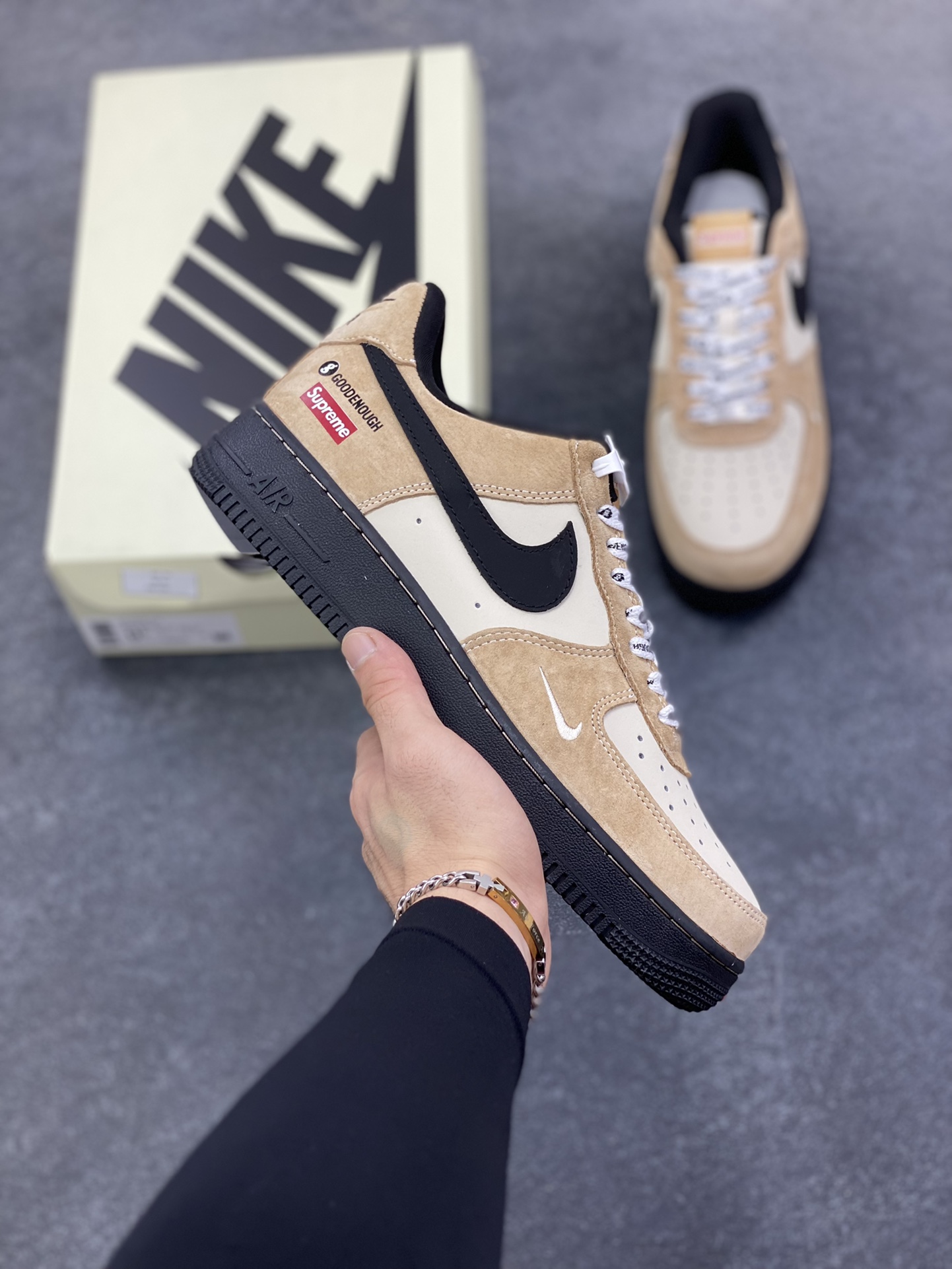 NIke Air Force 1 \’07 Low Supreme 藤原浩 联名–黑棕空军一号低帮 运动鞋 休闲鞋 折边针车 头层猪巴戈 工艺难度大 原楦头原纸板 高端定制鞋盒 原厂鞋底 超高清洁度 细节完美 货号:YF9511-810 尺码:36 36.5 37.5 38 38.5 39 40 40.5 41 42 42.5 43 44 44.5 45-选品中心