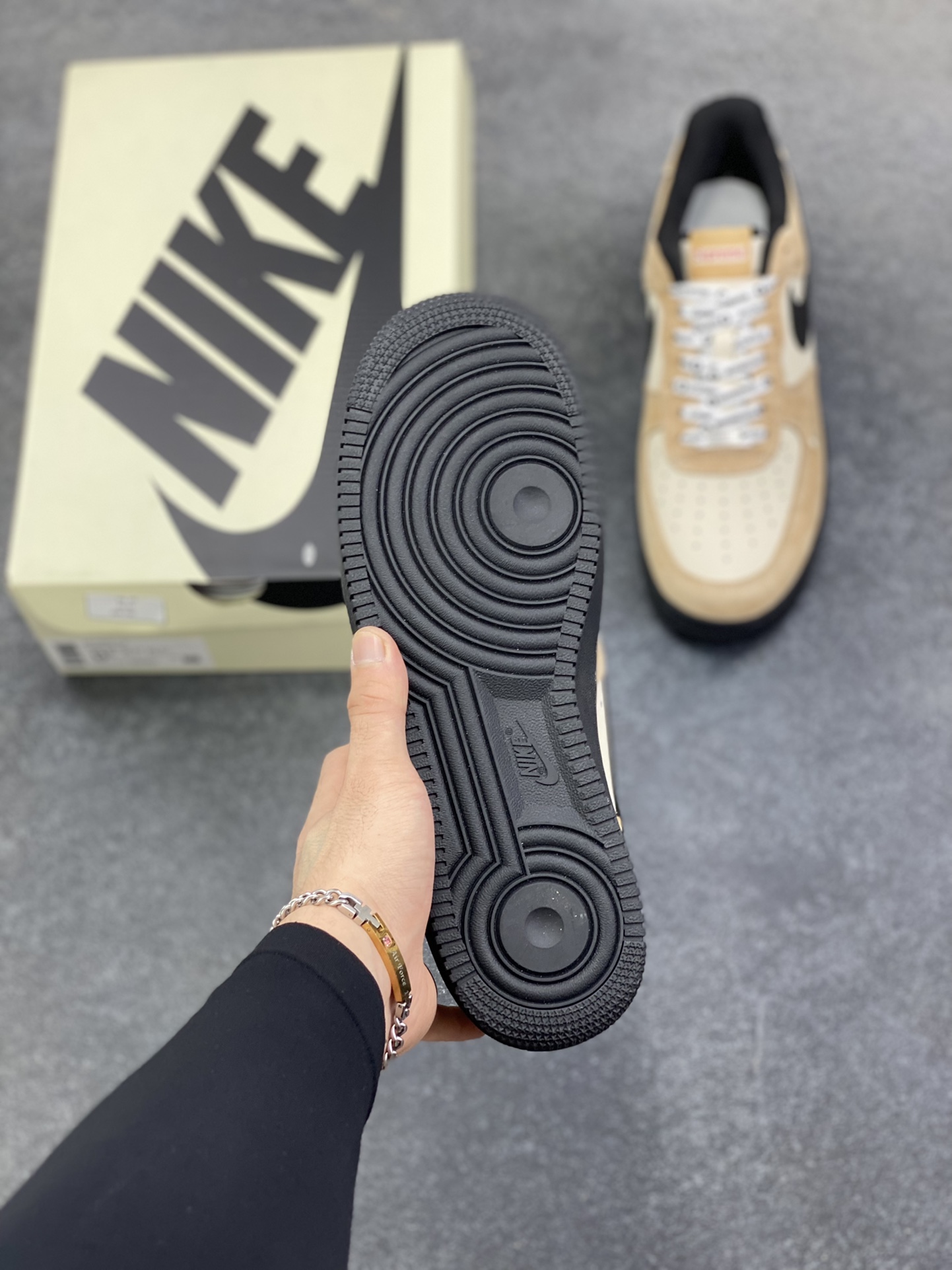 图片[5]-NIke Air Force 1 \’07 Low Supreme 藤原浩 联名–黑棕空军一号低帮 运动鞋 休闲鞋 折边针车 头层猪巴戈 工艺难度大 原楦头原纸板 高端定制鞋盒 原厂鞋底 超高清洁度 细节完美 货号：YF9511-810 尺码：36 36.5 37.5 38 38.5 39 40 40.5 41 42 42.5 43 44 44.5 45-选品中心