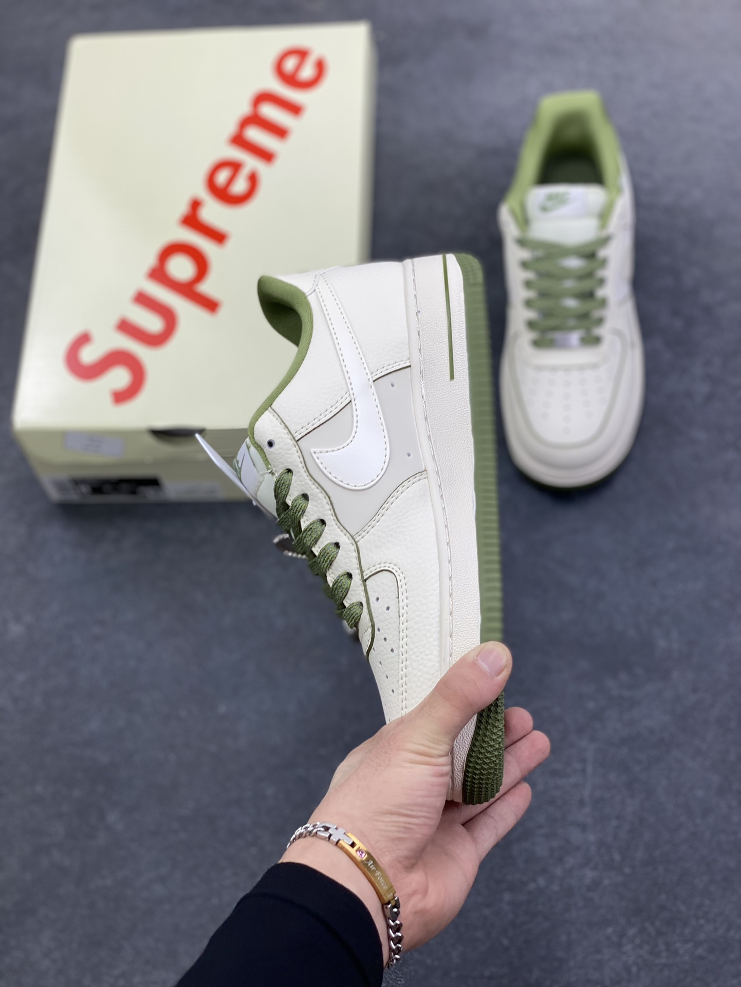 图片[3]-NIke Air Force 1 \’07 Low “Supreme联名——米白军绿边”空军一号 低帮 运动鞋 休闲鞋 折边针车 工艺难度大 原楦头原纸板 原装鞋盒 定制五金配件 内置全掌气垫 原厂鞋底 货号：XX3168-221 尺码：36 36.5 37.5 38 38.5 39 40 40.5 41 42 42.5 43 44 44.5 45-选品中心