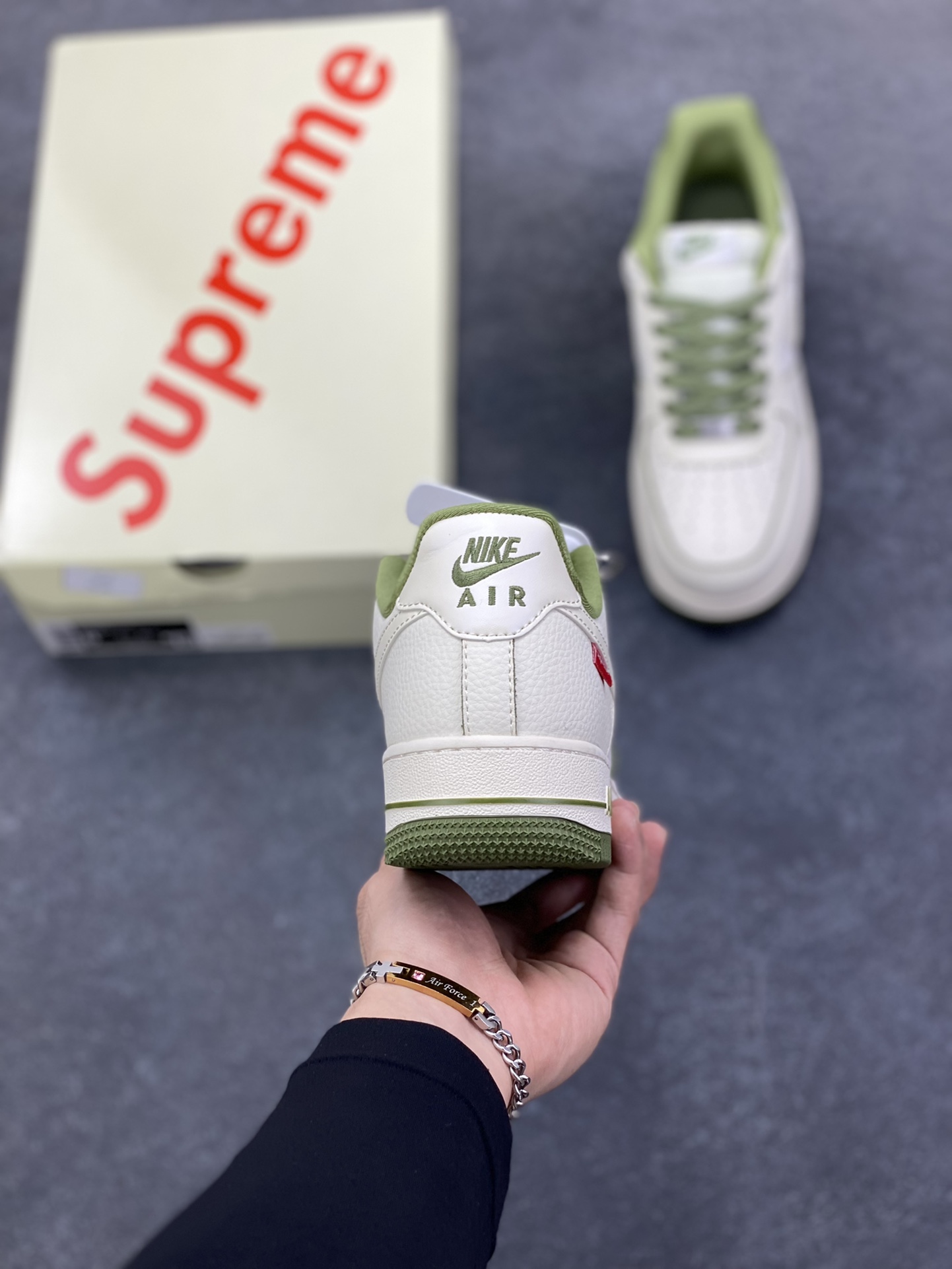 图片[4]-NIke Air Force 1 \’07 Low “Supreme联名——米白军绿边”空军一号 低帮 运动鞋 休闲鞋 折边针车 工艺难度大 原楦头原纸板 原装鞋盒 定制五金配件 内置全掌气垫 原厂鞋底 货号：XX3168-221 尺码：36 36.5 37.5 38 38.5 39 40 40.5 41 42 42.5 43 44 44.5 45-选品中心