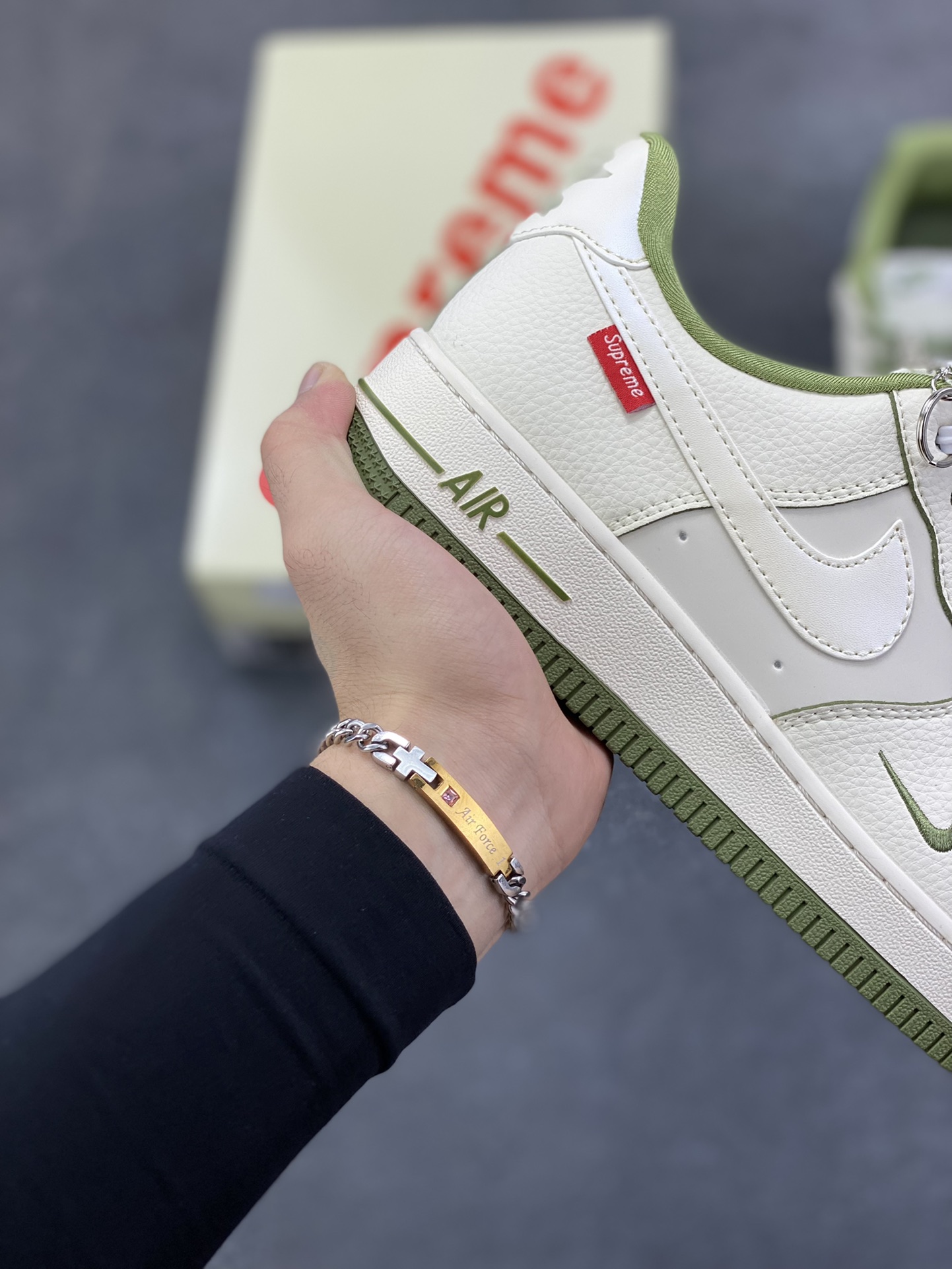 图片[6]-NIke Air Force 1 \’07 Low “Supreme联名——米白军绿边”空军一号 低帮 运动鞋 休闲鞋 折边针车 工艺难度大 原楦头原纸板 原装鞋盒 定制五金配件 内置全掌气垫 原厂鞋底 货号：XX3168-221 尺码：36 36.5 37.5 38 38.5 39 40 40.5 41 42 42.5 43 44 44.5 45-选品中心