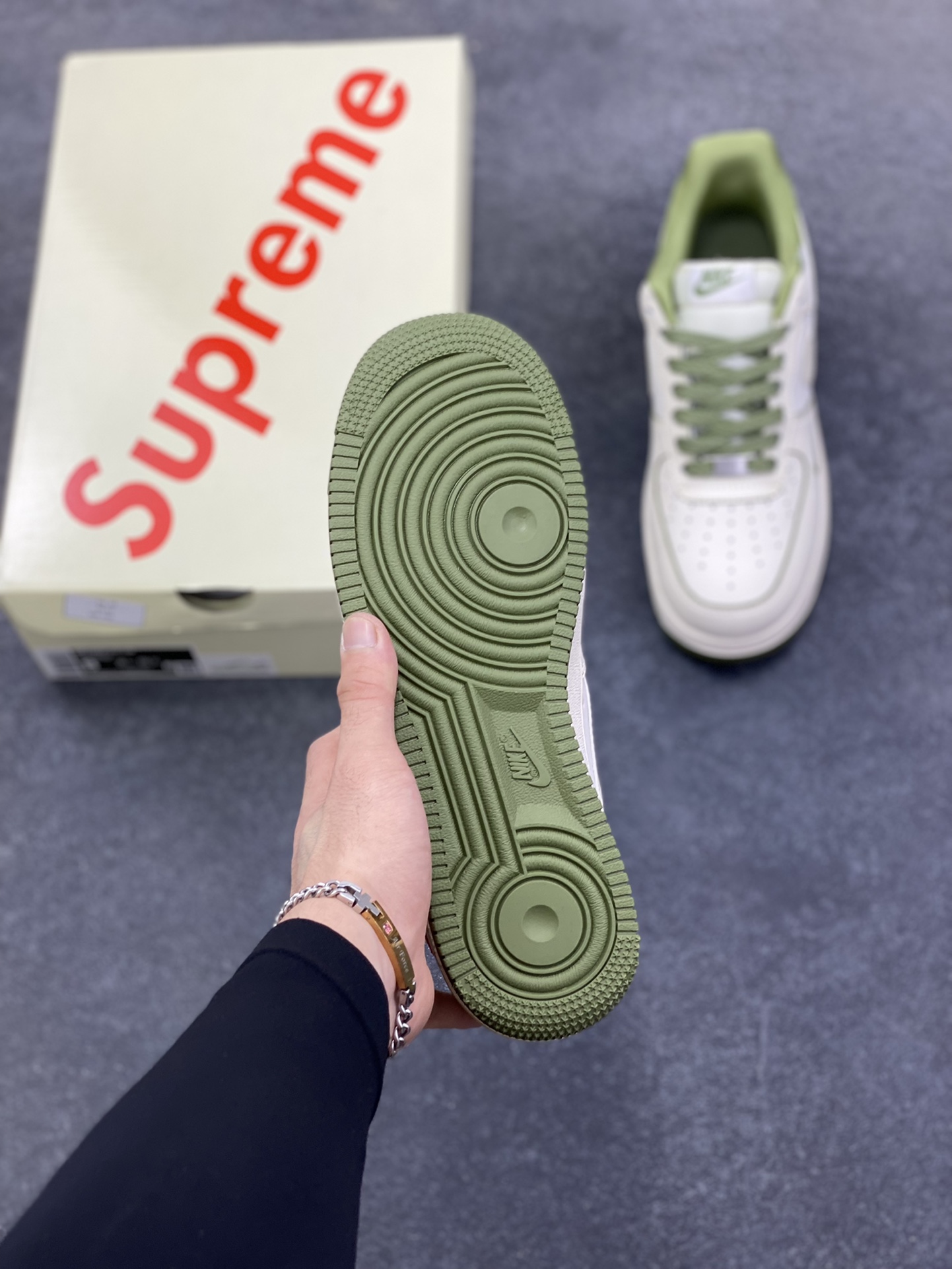 图片[5]-NIke Air Force 1 \’07 Low “Supreme联名——米白军绿边”空军一号 低帮 运动鞋 休闲鞋 折边针车 工艺难度大 原楦头原纸板 原装鞋盒 定制五金配件 内置全掌气垫 原厂鞋底 货号：XX3168-221 尺码：36 36.5 37.5 38 38.5 39 40 40.5 41 42 42.5 43 44 44.5 45-选品中心