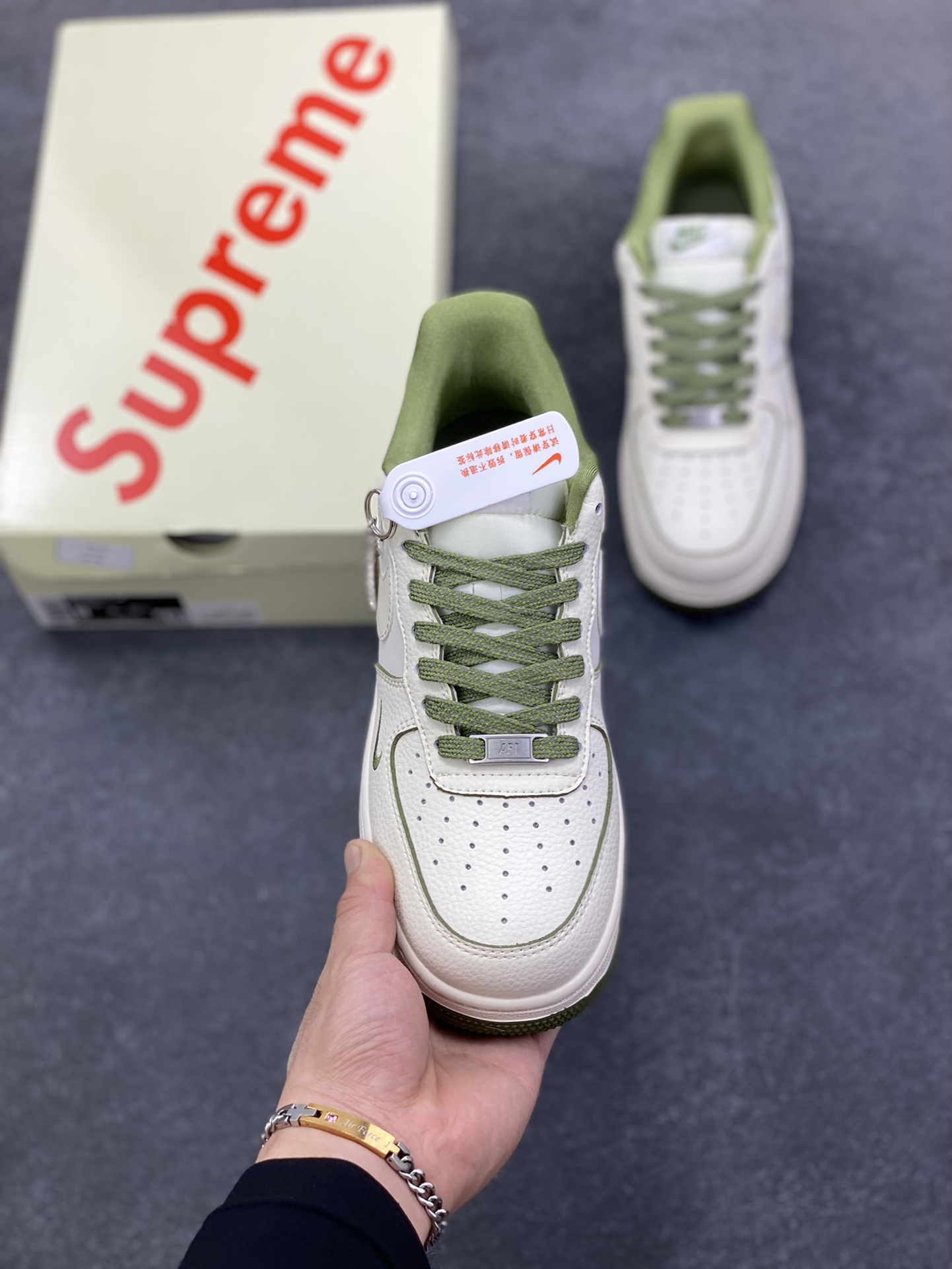 图片[2]-NIke Air Force 1 \’07 Low “Supreme联名——米白军绿边”空军一号 低帮 运动鞋 休闲鞋 折边针车 工艺难度大 原楦头原纸板 原装鞋盒 定制五金配件 内置全掌气垫 原厂鞋底 货号：XX3168-221 尺码：36 36.5 37.5 38 38.5 39 40 40.5 41 42 42.5 43 44 44.5 45-选品中心