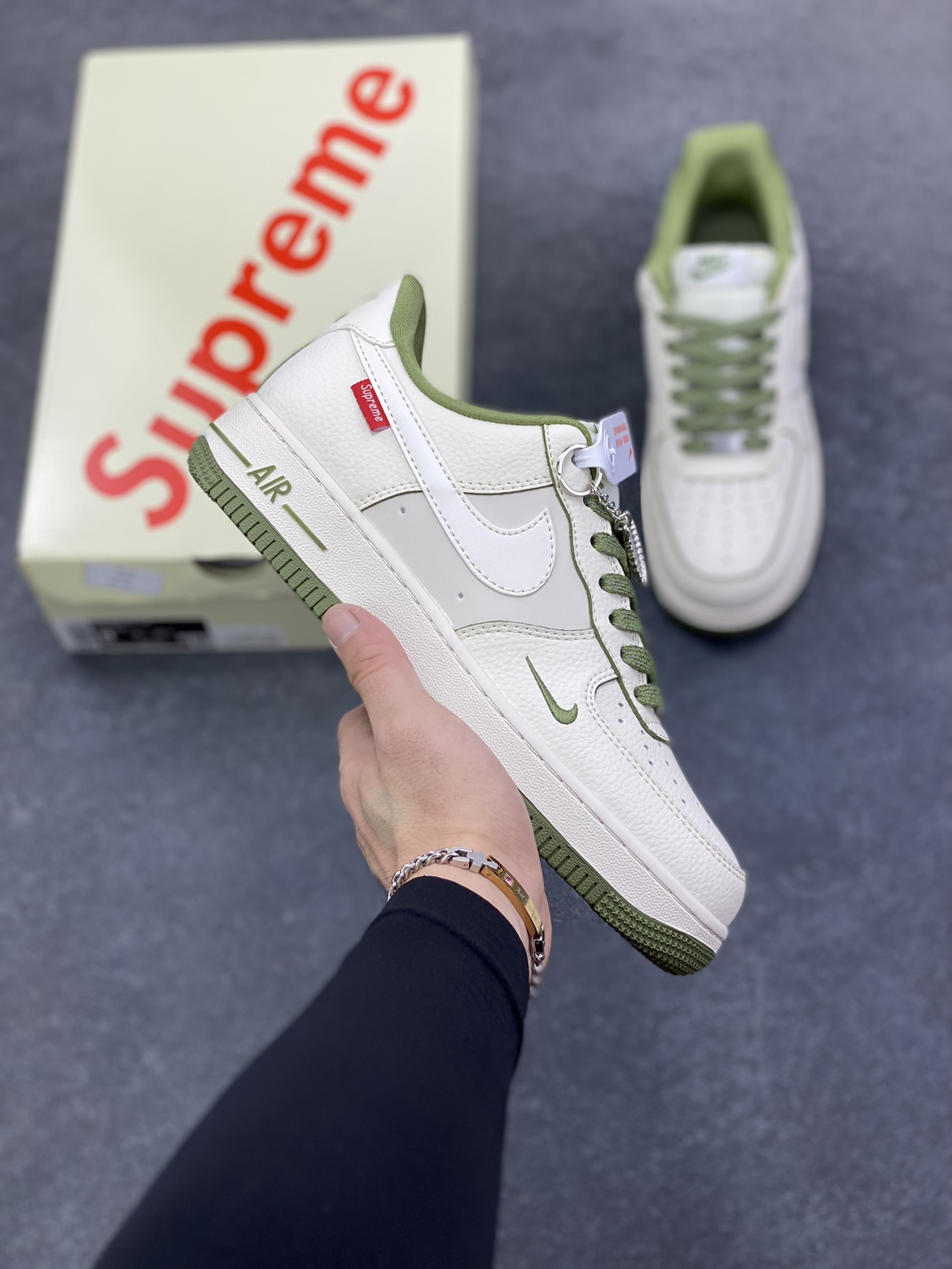 NIke Air Force 1 \’07 Low “Supreme联名——米白军绿边”空军一号 低帮 运动鞋 休闲鞋 折边针车 工艺难度大 原楦头原纸板 原装鞋盒 定制五金配件 内置全掌气垫 原厂鞋底 货号:XX3168-221 尺码:36 36.5 37.5 38 38.5 39 40 40.5 41 42 42.5 43 44 44.5 45-选品中心