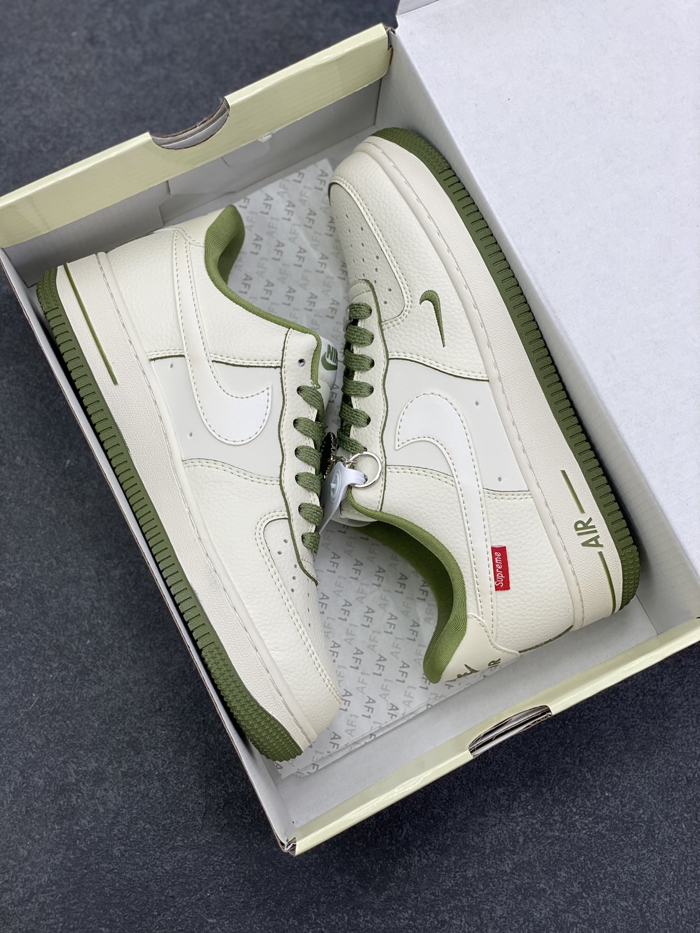 图片[9]-NIke Air Force 1 \’07 Low “Supreme联名——米白军绿边”空军一号 低帮 运动鞋 休闲鞋 折边针车 工艺难度大 原楦头原纸板 原装鞋盒 定制五金配件 内置全掌气垫 原厂鞋底 货号：XX3168-221 尺码：36 36.5 37.5 38 38.5 39 40 40.5 41 42 42.5 43 44 44.5 45-选品中心