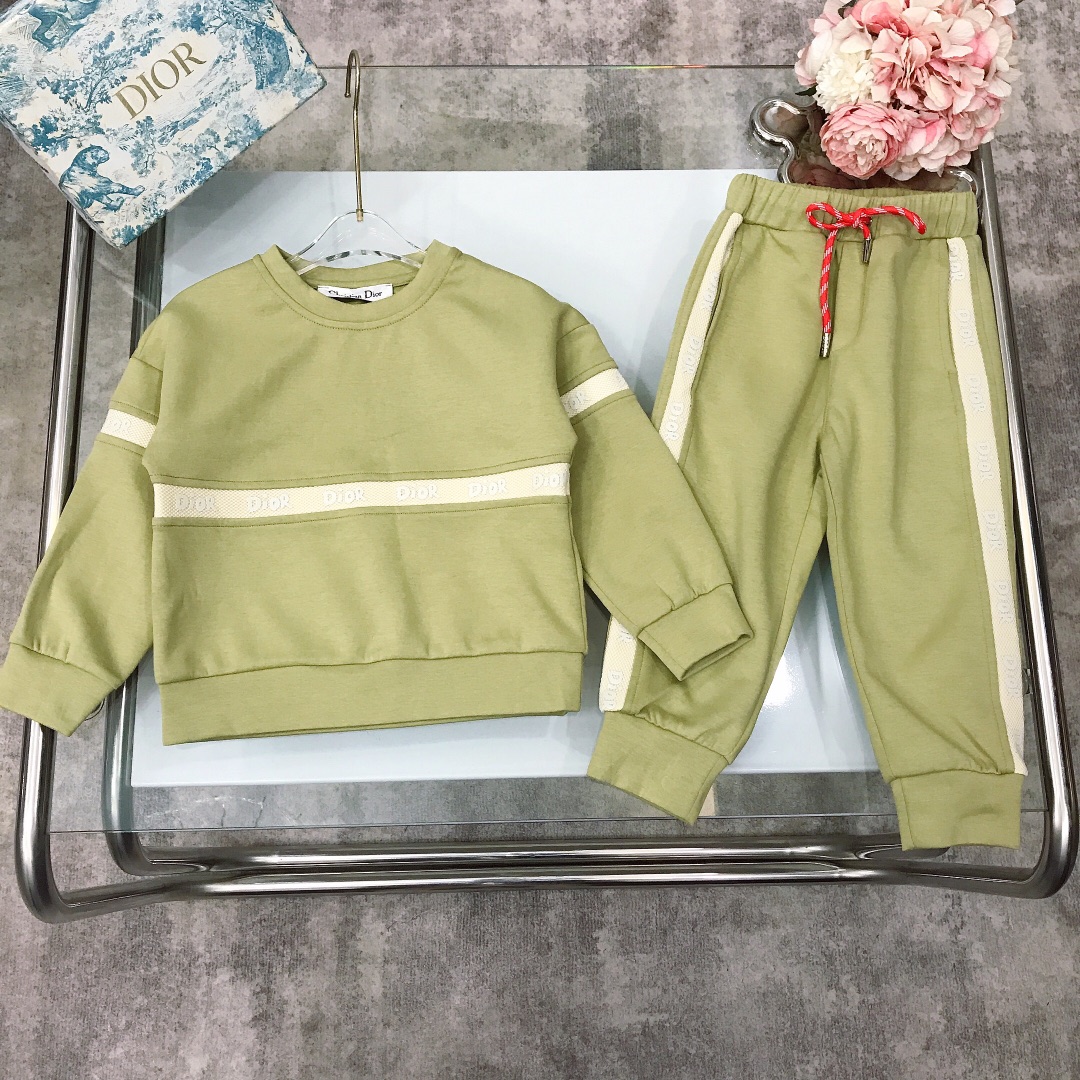 NO:579145,[Available now] DIO* new autumn series for kids~[Webbing pullover sweatshirt trousers] The chest webbing is spliced with far-element design to match the same series of trousers. Made of terry cotton fabric. Soft and comfortable, simple and fashionable. Craftsmanship superimposed. Visible high quality. Super stylish and good-looking. Color apricot mint green size--120-130-140-150  Complete package of 10, clothes, dior, hoodie, sweatshirts,19860909【现货发】   DIO* 秋季新款 大童款系列～【织带套头卫衣长裤】胸前织带拼接远元素设计搭配同系列长裤 采用毛圈纯棉面料材质制作 柔软舒适 简约时尚 工艺叠加 看得见的高品质 超级有型又好看 颜色杏色 薄荷绿 size--120-130-140-150 全套包装10,衣服,dior,hoodie,sweatshirts,,Children's