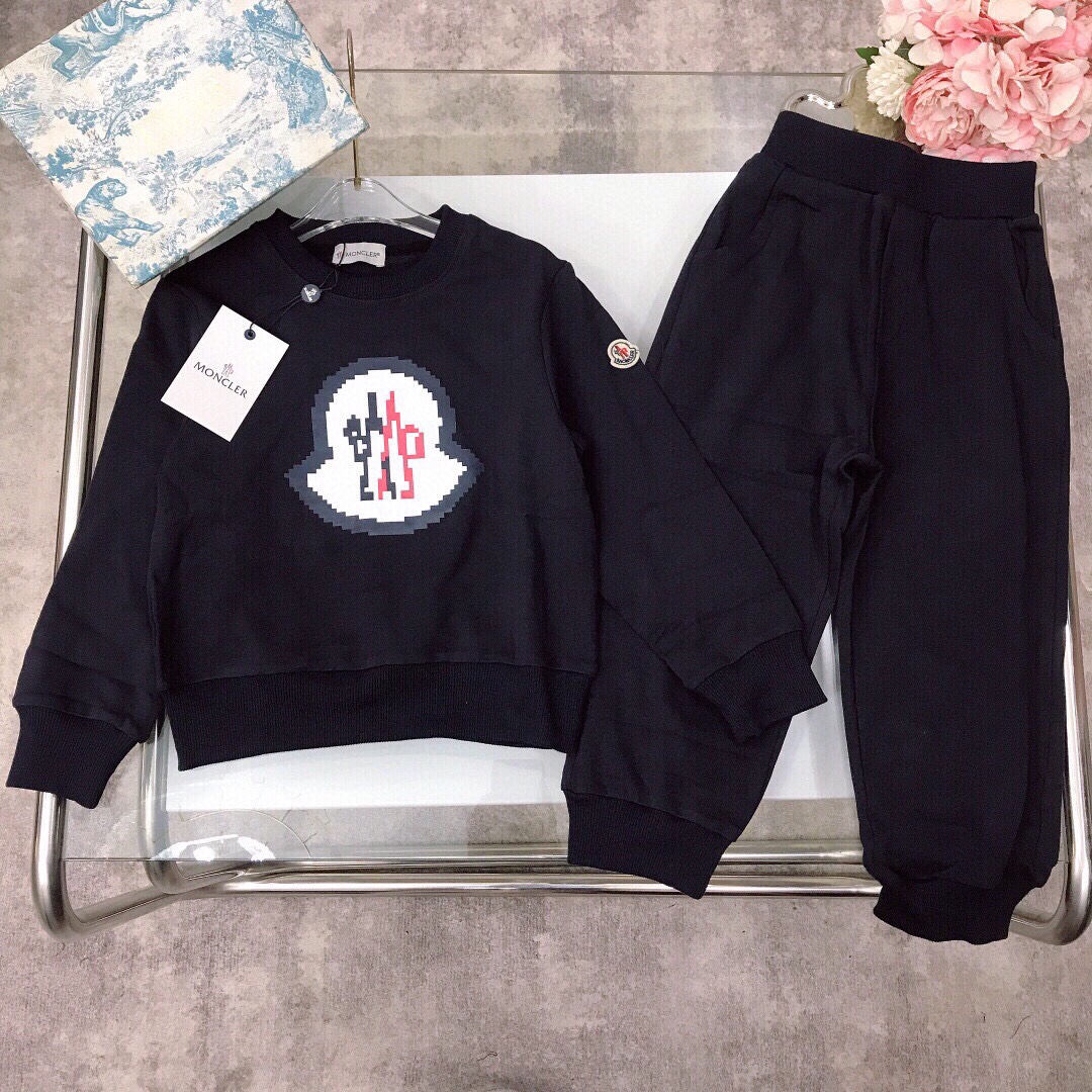 NO:575422,[Available now] Size 90 - Moncle* Autumn new style~MC suit Limited series [Puerover sweatshirt and trousers] New style in the cabinet~Both male and female babies can wear it Exquisite navy blue with mosaic micro-label LOGO printing on the chest Made of 320g terry cotton fabric Soft and comfortable Simple and fashionable Craftsmanship Visible high quality Super stylish and good-looking Color navy blue  size90--110-120-130-140-[CM] Full set of packaging 10, clothes, hoodie, sweatshirts,19860909【现货发】  尺寸90-  Moncle* 秋季新款～MC套装 限定系列【套头卫衣长裤】柜子同步新款～男女宝宝均穿 精致海军蓝色系搭配胸前马赛克微标LOGO印花 采用克重320g毛圈纯棉面料材质制作 柔软舒适 简约时尚 工艺叠加 看得见的高品质 超级有型又好看 颜色藏蓝色 size90--110-120-130-140-【CM】 全套包装10,衣服,hoodie,sweatshirts,,Children's