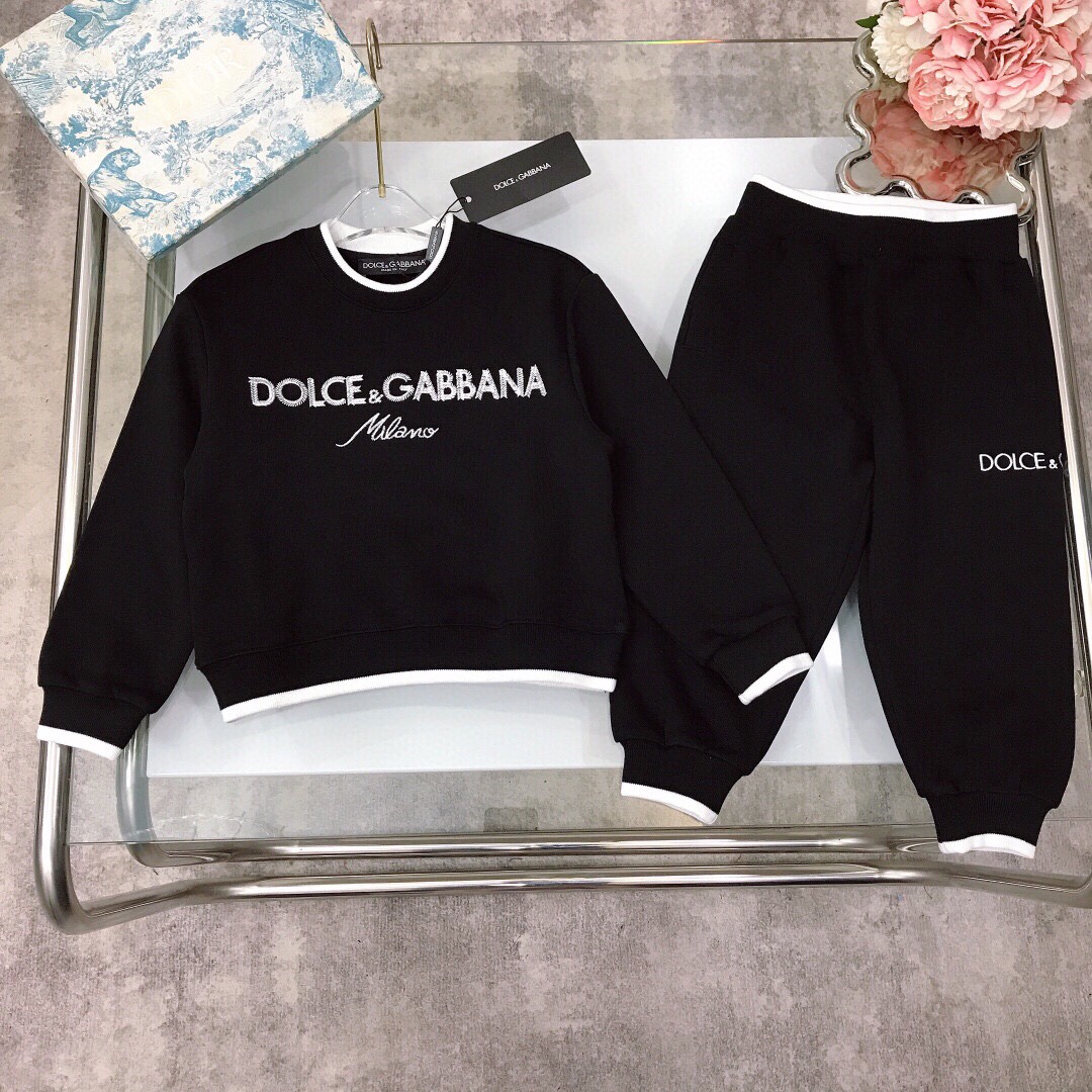 NO:579155,[Ready stock] Size 90 - Dolc*&Gabban* Autumn new style~DG suit Limited series [Pullover sweatshirt and trousers] New style in the cabinet~Both male and female babies can wear it Exquisite pure cotton black terry sweatshirt with top-stitch embroidery LOGO on the chest Made of 320g terry cotton fabric, soft and comfortable, simple and fashionable, craftsmanship superimposed, visible high quality, super stylish and good-looking, color black  size90--110-120-130-140-[CM] Full set of packaging 10, clothes, hoodie, sweatshirts,19860909【现货发】  尺寸90-  Dolc*&Gabban* 秋季新款～DG套装 限定系列【套头卫衣长裤】柜子同步新款～男女宝宝均穿 精致纯棉黑色毛圈卫衣棉搭配胸前明线刺绣LOGO标志 采用克重320g毛圈纯棉面料材质制作 柔软舒适 简约时尚 工艺叠加 看得见的高品质 超级有型又好看 颜色黑色 size90--110-120-130-140-【CM】 全套包装10,衣服,hoodie,sweatshirts,,Children's