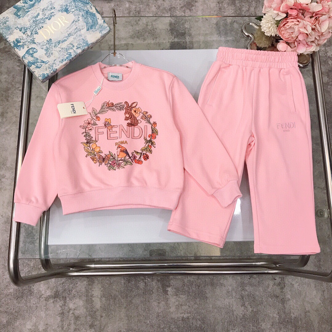 NO:579159,[Available now] Size 90- FEND* Autumn new model~Exquisite wreath print suit Limited series [Pullover sweatshirt straight wide-leg pants] Cabinet synchronized new model~Exquisite small animal prints with unique LOGO letters Small embroidered logo on the pants pocket Made of 320g terry cotton fabric Soft and comfortable Simple and fashionable Craftsmanship Visible high quality Super stylish and good-looking Color pink  size90--110-120-130-140-[CM] Full set of packaging 10, clothes, fendi, hoodie, sweatshirts,19860909【现货发】  尺寸90-  FEND* 秋季新款～精致花环印花套装 限定系列【套头卫衣直筒阔腿裤】柜子同步新款～精致的小动物们印花搭配独特LOGO字母 裤子口袋处刺绣小logo 采用克重320g毛圈纯棉面料材质制作 柔软舒适 简约时尚 工艺叠加 看得见的高品质 超级有型又好看 颜色粉色 size90--110-120-130-140-【CM】 全套包装10,衣服,fendi,hoodie,sweatshirts,,Children's