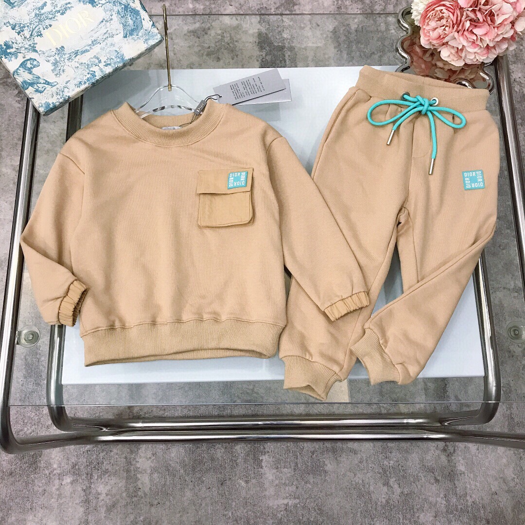NO:579164,[Ready stock] Size 90- DIO* Autumn new style~Leather card logo set Limited series [Pullover sweatshirt and trousers] New style in the cabinet~Both male and female babies can wear Small pocket splicing design on the chest windbreaker fabric with high-end blue small card LOGO logo Made of 320g terry cotton fabric, soft and comfortable, simple and fashionable, craftsmanship superimposed, visible high quality, super stylish and good-looking, color apricot  size90--110-120-130-140-[CM] Full set of packaging 10, clothes, dior, hoodie, sweatshirts,19860909【现货发】  尺寸90-  DIO* 秋季新款～皮质卡牌logo套装 限定系列【套头卫衣长裤】柜子同步新款～男女宝宝均穿 胸前风衣面料小口袋拼接设计搭配高级蓝色小卡牌LOGO标志 采用克重320g毛圈纯棉面料材质制作 柔软舒适 简约时尚 工艺叠加 看得见的高品质 超级有型又好看 颜色杏色 size90--110-120-130-140-【CM】 全套包装10,衣服,dior,hoodie,sweatshirts,,Children's