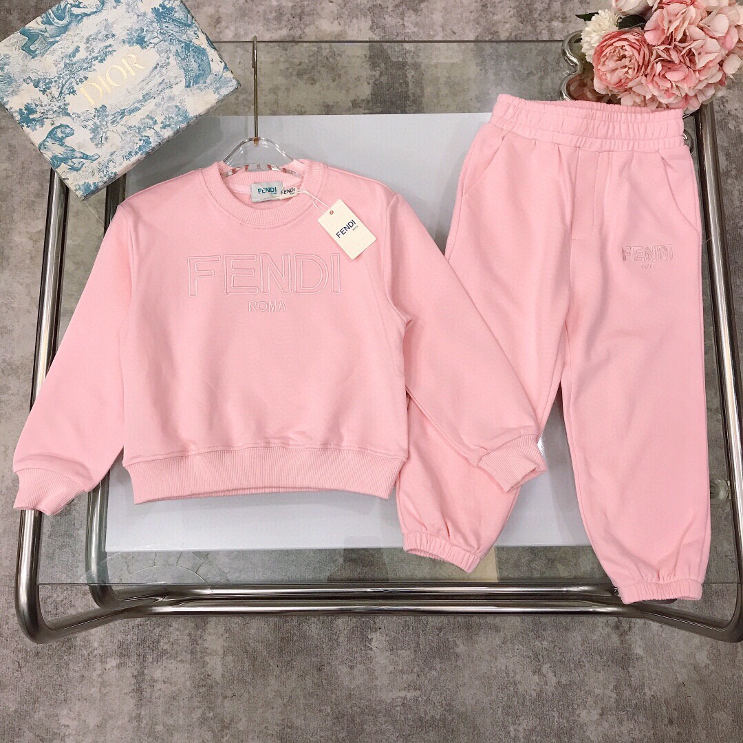 NO:575425,[Ready stock] Size 90- FEND* Autumn new style ~ Exquisite embroidered suit Limited series [Pullover sweatshirt and trousers] New style in the cabinet ~ Both male and female babies can wear Exquisite space embroidery with classic LOGO letters Made of 320g terry cotton fabric Soft and comfortable Simple and fashionable Craftsmanship Visible high quality Super stylish and good-looking Color fruit green Pink  size90--110-120-130-140-[CM] Full set of packaging 10, clothes, fendi, hoodie, sweatshirts,19860909【现货发】  尺寸90-  FEND* 秋季新款～精致刺绣套装 限定系列【套头卫衣长裤】柜子同步新款～男女宝宝均穿 精致空格刺绣经典LOGO字母 采用克重320g毛圈纯棉面料材质制作 柔软舒适 简约时尚 工艺叠加 看得见的高品质 超级有型又好看 颜色果绿色 粉色 size90--110-120-130-140-【CM】 全套包装10,衣服,fendi,hoodie,sweatshirts,,Children's
