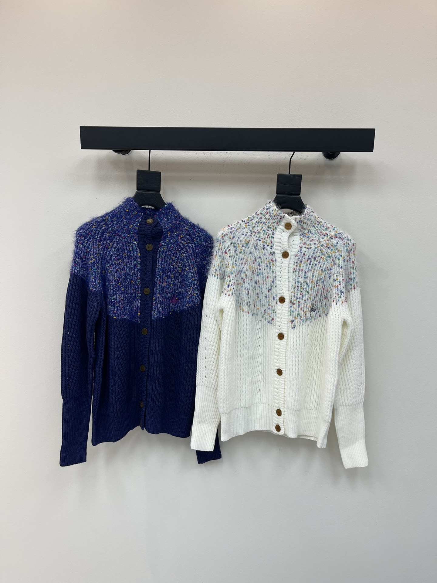 NO:536562,Vivienne Westwoo* Queen Mother Dopamine Saturn turtleneck knitted cardigan, made of wool blend, soft and warm, and it’s perfect to wear in autumn and winter!  Colorful embellishments, retro and lively, with full details. Loose style, very OK when worn alone or with external wear. It can easily create a lazy and elegant style with skirts and trousers, and can be used for daily commuting or casual occasions. It is a must-have versatile item for autumn and winter wardrobe!  SML, skirts,alexander wang19860909Vivienne Westwoo*西太后多巴胺土星高领针织开衫,采用羊毛混纺,柔软又保暖,秋冬穿超合适！彩色点缀,复古又活泼,细节满分 .宽松版型,单穿或外搭都很OK,搭配裙装裤装都能轻松打造慵懒优雅风,日常通勤或休闲场合都能驾驭,是秋冬衣橱必备百搭单品！SML,,skirts,alexander wang,Women's clothing