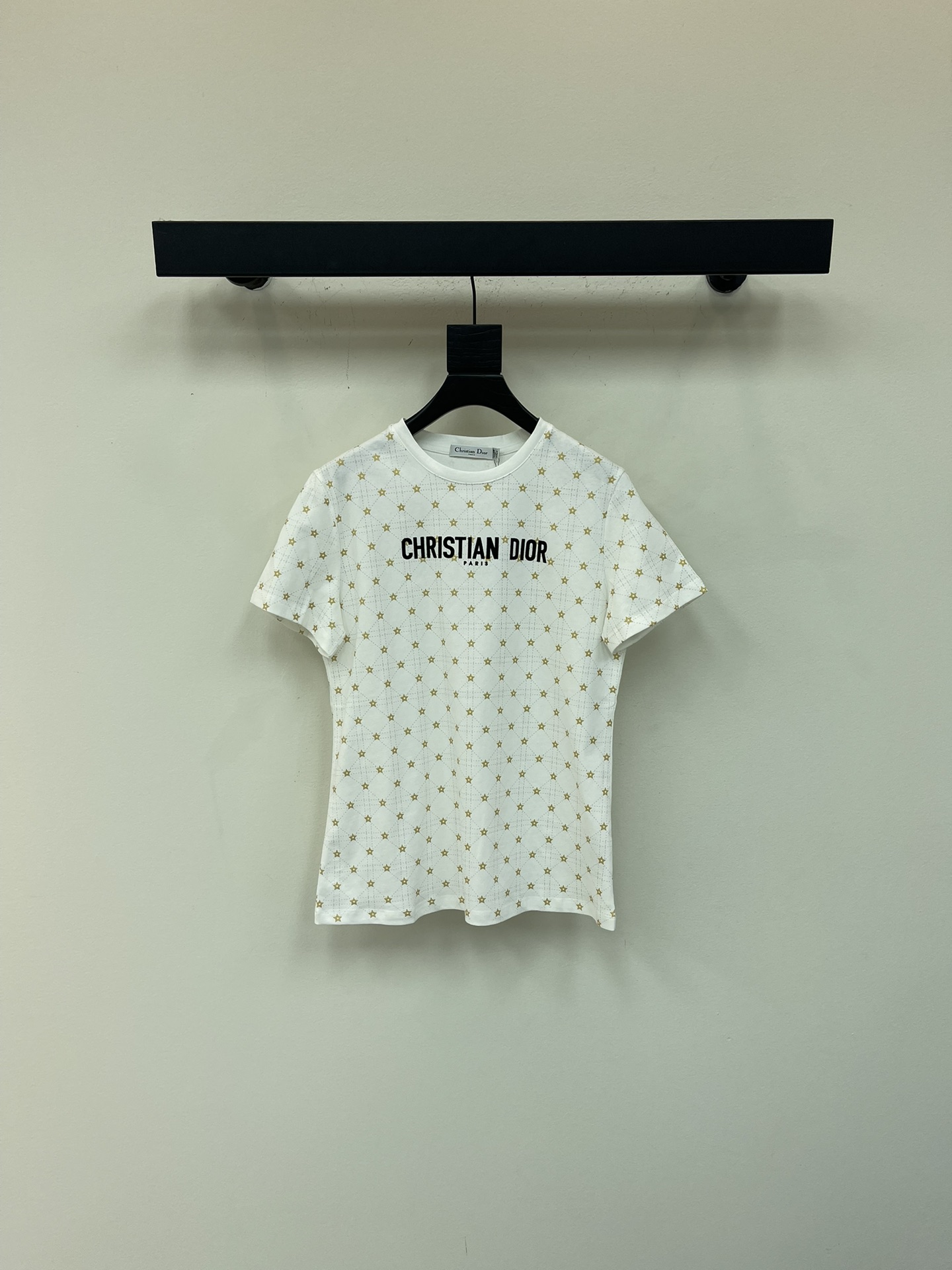 NO:535679,Dio*25 early autumn new rag plaid five-pointed star short-sleeved T-shirt. Customized YB mercerated cotton material, breathable and comfortable, full texture. Regular short-sleeved T-shirt cut to highlight the brand style. Made of gram-weight pure cotton, full of drape. The whole garment is restored to the dotted tengram five-pointed star color scheme. The chest uses printing technology and contrasting colors to outline the brand letter logo pattern, strengthen the brand identity, and the fashion and high-end feeling is immediately revealed, creating a personal style, fashionable and relaxed, and the inner wear is brilliant and fashionable. SML, dior, T-shirt, tees, t-shirt, alexander wang19860909Dio*25早秋新款藤格纹五角星短袖T恤.定制YB丝光全棉材质,透气舒适,质感十足,常规短袖T恤裁剪,凸显品牌格调,采用克重纯棉制成,垂坠感十足.呈现显瘦视觉效果,整件成衣还原出虚线腾格纹五角星配色,胸前利用印花工艺和撞色勾勒出品牌字母徽标图案,加强品牌标识度,时尚高级感立现,打造个性风格,时髦松弛,单穿内搭都出彩时髦.SML,,dior,T-shirt,tees，t-shirt,alexander wang,Women's clothing