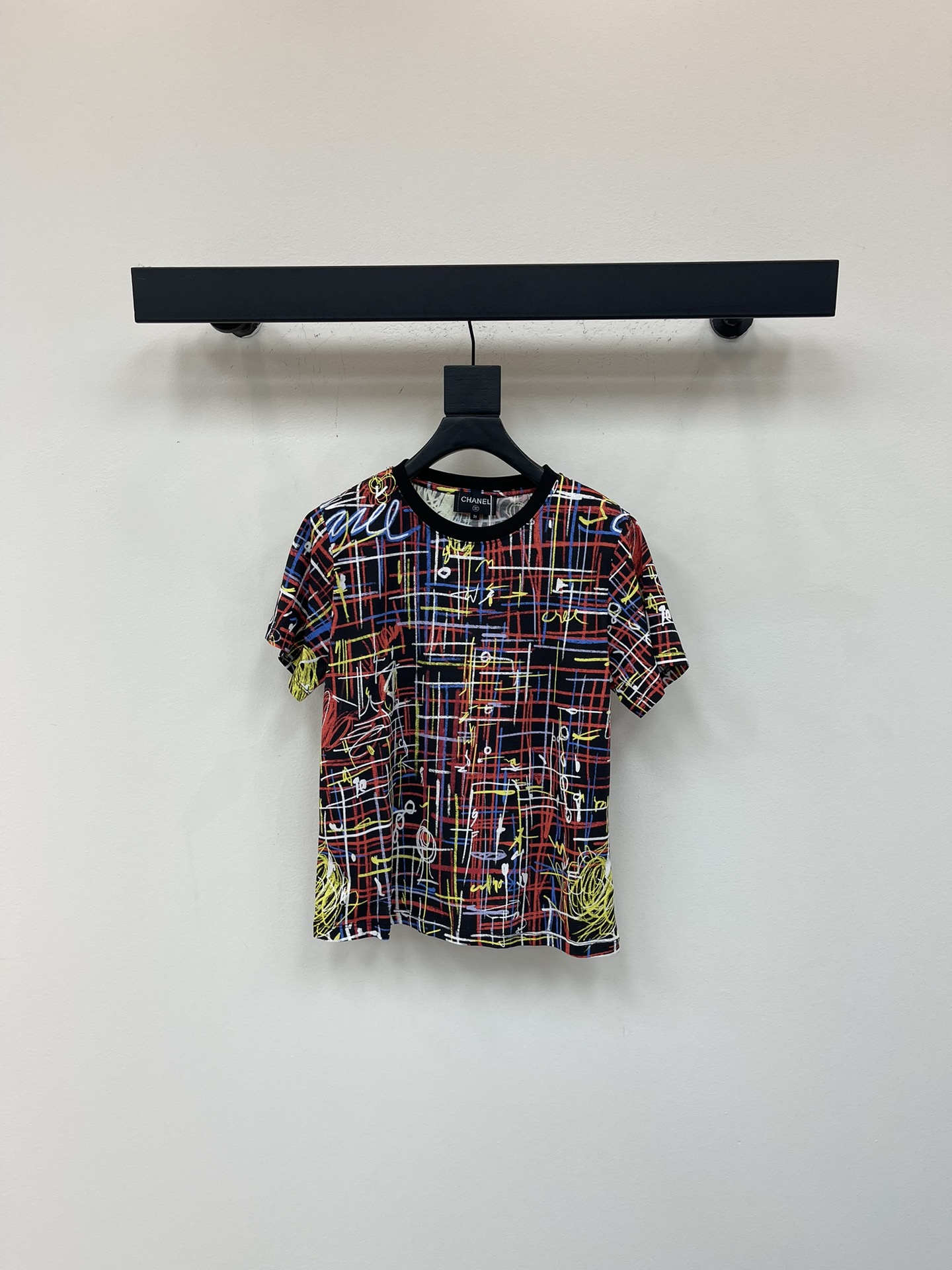 NO:535675,Chane*25 early autumn new round neck graffiti printed short-sleeved T-shirt. Customized YB mercerated cotton material, breathable and comfortable, full texture, round neck short-sleeved tailoring, highlighting the brand style. Made of gram-weight pure cotton, slightly elastic, presenting a slim visual effect, plain black collar, large body full of printed color graffiti pattern decoration, interactive staggered display of plaid patterns and letter logos, highlighting the brand style, highlighting the elegant design of Xiangjia, fashionable and fashionable. SML, chanel, chanel, T-shirt, tees, t-shirt, alexander wang19860909Chane*25早秋新款圆领涂鸦印花短袖T恤.定制YB丝光全棉材质,透气舒适,质感十足,圆领短袖剪裁,凸显品牌格调.采用克重纯棉制成,略带有弹力,呈现显瘦视觉效果,素黑领口,大身满印彩色涂鸦风格图案装饰,交互错落显现格纹纹路和字母徽标,彰显品牌格调,凸显香家优雅设计,时髦洋气.SML,,chanel,chanel,T-shirt,tees，t-shirt,alexander wang,Women's clothing