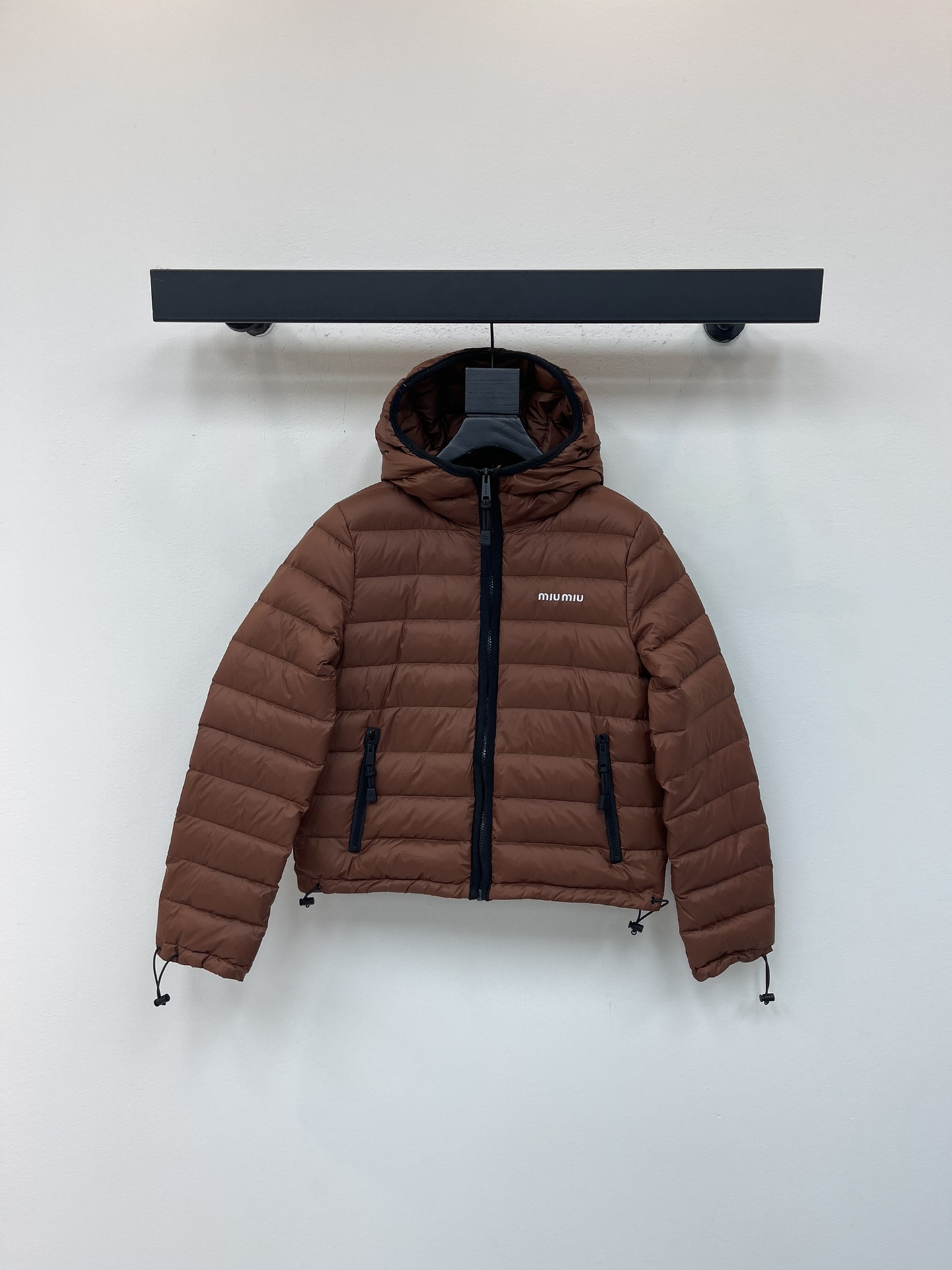 NO:535588,With dust bag Miumi*25 autumn and winter new hooded slender down jacket. Customized YB windproof and waterproof nylon material, white goose velvet fills the inner part, the whole piece is light and warm, hooded down jacket, Michelin slender rectangular embossed elements throughout, the letter logo on the chest exudes personality, the chest zipper pocket dark edge outlines, which collides with the big body to show fashion charm. It comes with drawstring adjustable zipper pocket, double protection for concealment, realizes practicality of dressing, and is fashionable and stylish at will. The loose silhouette is cool and handsome. Fleece filling standard: National standard 90 velvet filling: white goose velvet High-version SML, miumiu, jackets & coats, down jacket, hats, alexander wang19860909配防尘袋Miumi*25秋冬新款连帽细长条羽绒服.定制YB防风防水尼龙材质,白鹅绒填充内里,整件轻盈保暖,连帽羽绒外套,通体米其林细长方形压纹元素,胸口字母徽标张扬个性,胸口拉链口袋深色包边勾勒,与大身碰撞尽显时尚魅力.自带有抽绳调节拉链口袋,双重保障隐蔽性,实现穿衣实用性,随意搭配都时尚有型.宽松廓形上身飒爽帅气.充绒标准:国标90绒 充绒物:白鹅绒 高版本SML,,miumiu,jackets & coats,down jacket,hats,alexander wang,Women's clothing